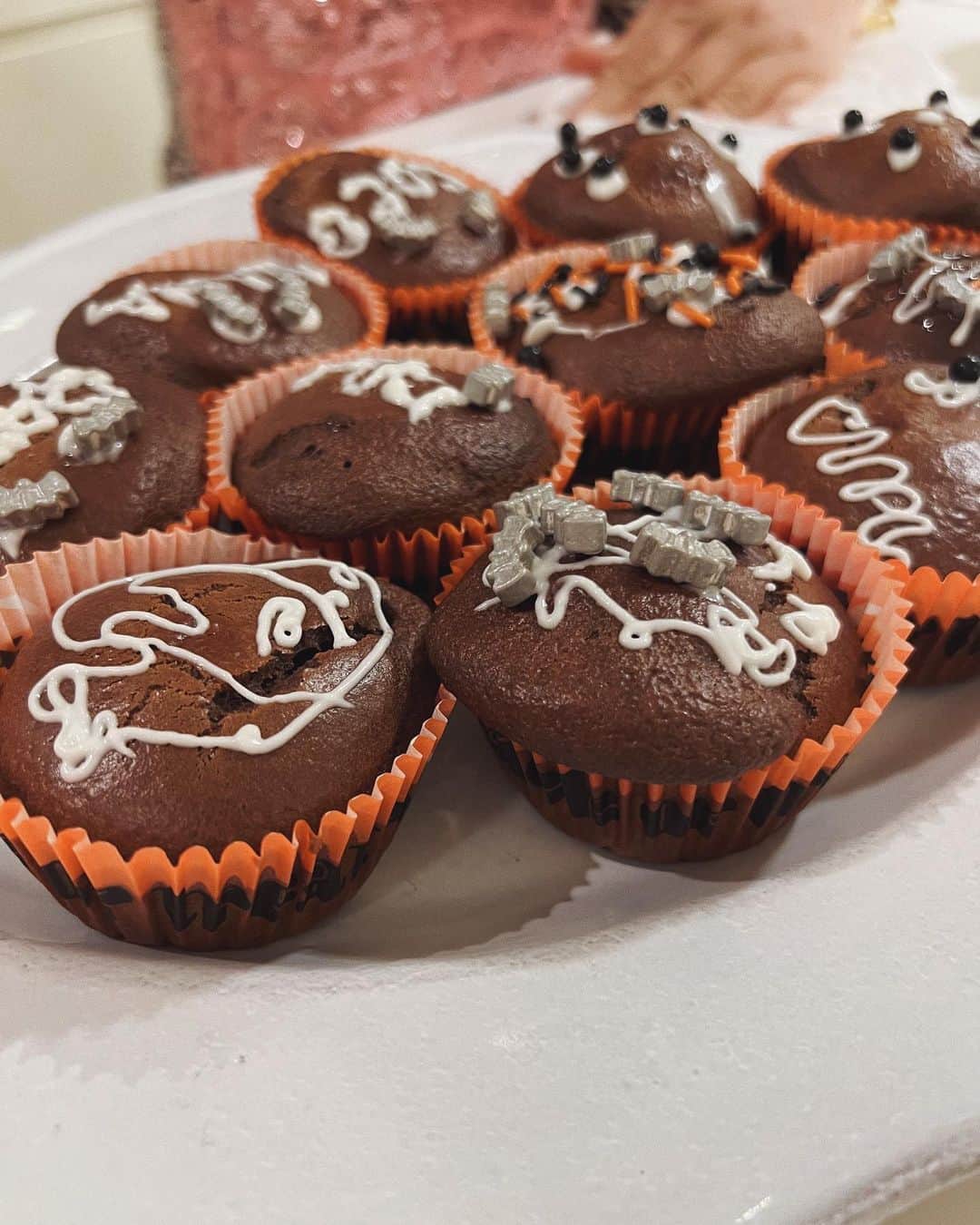 翁安芸さんのインスタグラム写真 - (翁安芸Instagram)「今日の午後は、娘の好きなカップケーキ作り🎃❤ ハロウィンバージョン️👻🕸✨  Thank you auntie Mimi❤️  #happyhalloween #ハロウィン #cupcakes #カップケーキ」10月24日 18時11分 - akinyc
