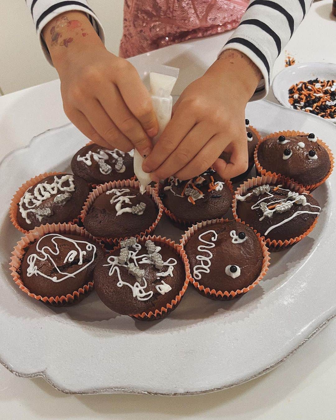 翁安芸さんのインスタグラム写真 - (翁安芸Instagram)「今日の午後は、娘の好きなカップケーキ作り🎃❤ ハロウィンバージョン️👻🕸✨  Thank you auntie Mimi❤️  #happyhalloween #ハロウィン #cupcakes #カップケーキ」10月24日 18時11分 - akinyc