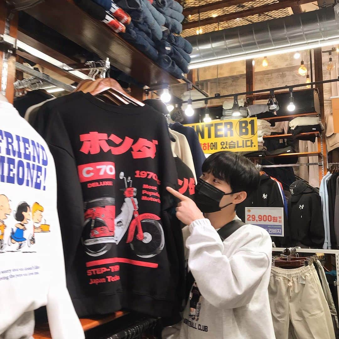 デボちゃんさんのインスタグラム写真 - (デボちゃんInstagram)「👕 韓国の服屋さんでこれどういう意味ですかって聞いたら(素敵っていう意味です)って言われた。 #ちげよホンダだよ」10月24日 19時06分 - debochan1234