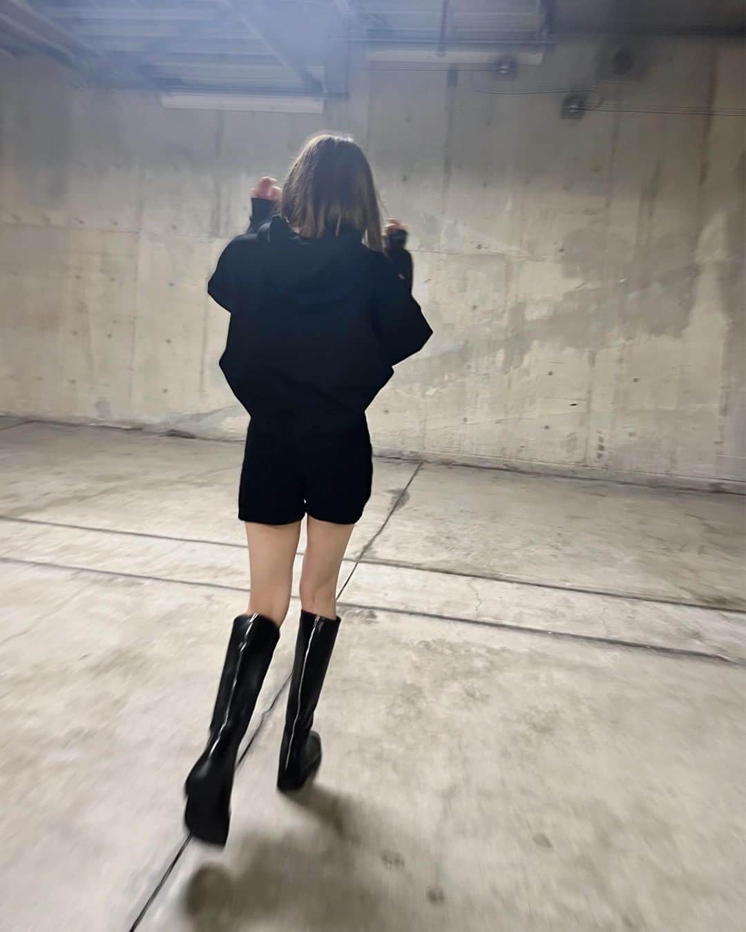 神部美咲のインスタグラム：「スタイリストさんがくれた お誕生日プレゼントのパーカー🖤 やっと着れた☃️どストライク😎  いつもありがとうです🖤🤍」