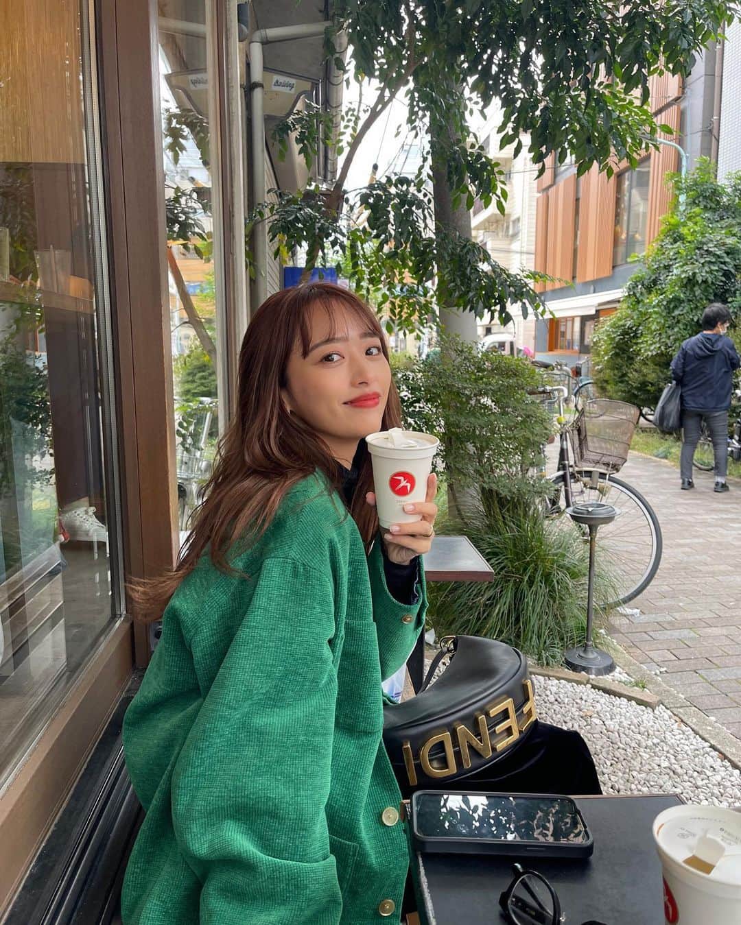 近藤千尋のインスタグラム：「月曜日お疲れ様でした🤍☺️ 今日もたくさん撮影して 合間にお買い物もして大満足！笑☘️ 昨日は暑かったのに今日は寒くて 体調壊してないですか？😰💦 撮影のあとにそのまま 親友ちゃんに撮ってもらいました📷  今日から、バァバが来てくれてるから 私に余裕があります。笑🥹  bag は　@fendi 😇 #fendi」