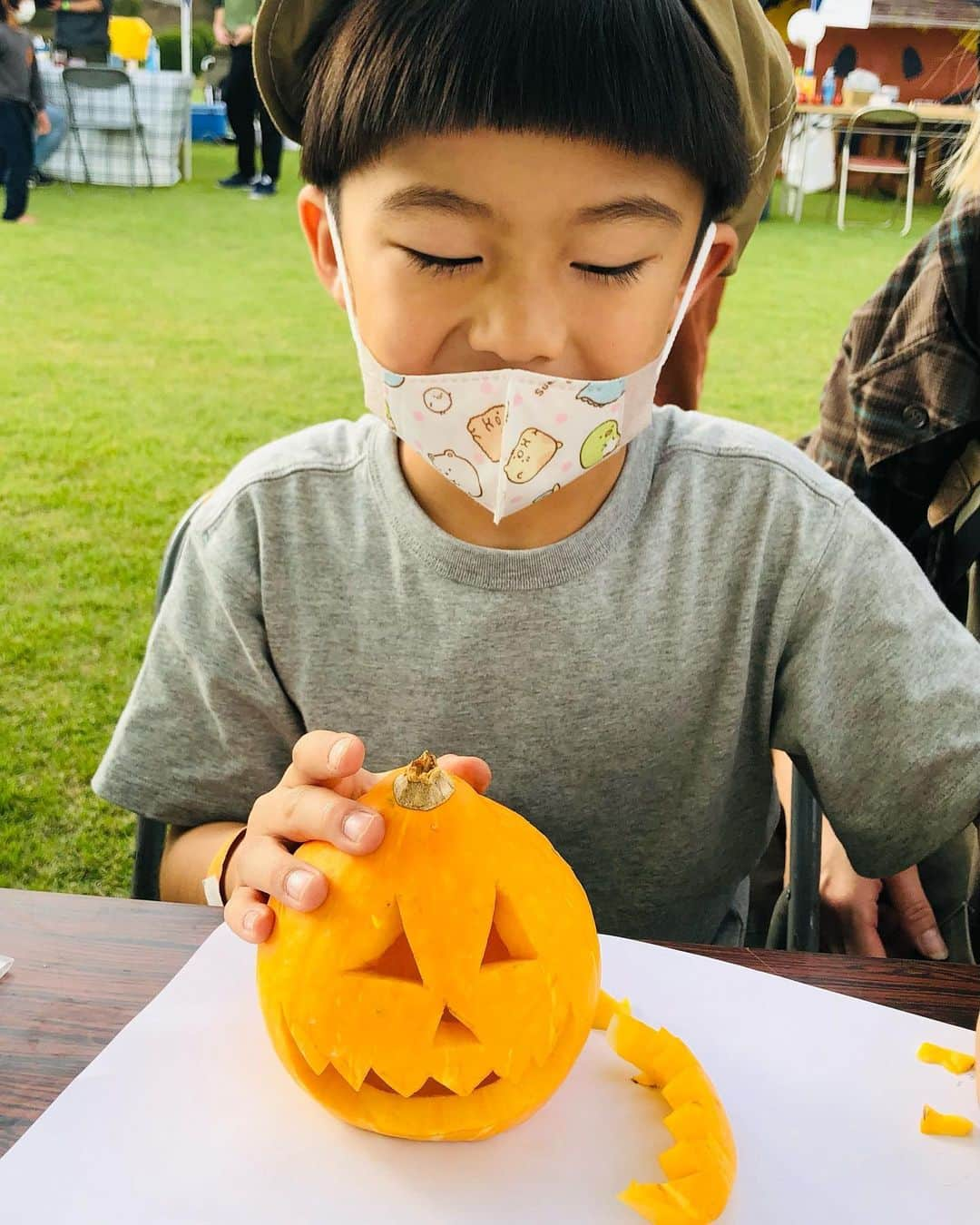 片山美耶のインスタグラム：「. ビオトピアのワークショップ😄👻 Part.2 それぞれ個性的な🎃が できあがりました。 みんな違ってみんないい😍 . . . . #ビオトピア #ハロウィン #biotopia #インドのイベント　 #ハロウィンランタン #ランタン作り #biotopia #未病バレー #富士山が見えるキャンプ場 #富士山が見える #森林セラピー  #diwali  ##インドのお祭り #ジャックオーランタン #ワークショップ #halloween #halloweenhacks #ハンドメイド #キャンプ #親子で楽しむ #心に残る思い出づくり #秋 #秋キャンプ #camp #ファミリーキャンプ #ソロキャンプ」