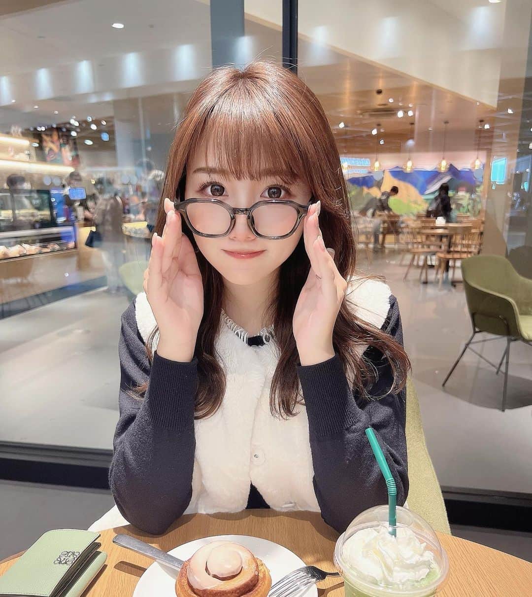 のインスタグラム：「⋆ 気温の変化に体がついていけないー😢😢  半袖にダウンジャケット羽織って行動したい😢笑  #ootd #fashion #instafood #instagram  #hairstyle #outfit #code #instafashion  #ファッション #撮影 #ヘアスタイル #ヘア  #コーディネート #コーデ #今日の服」