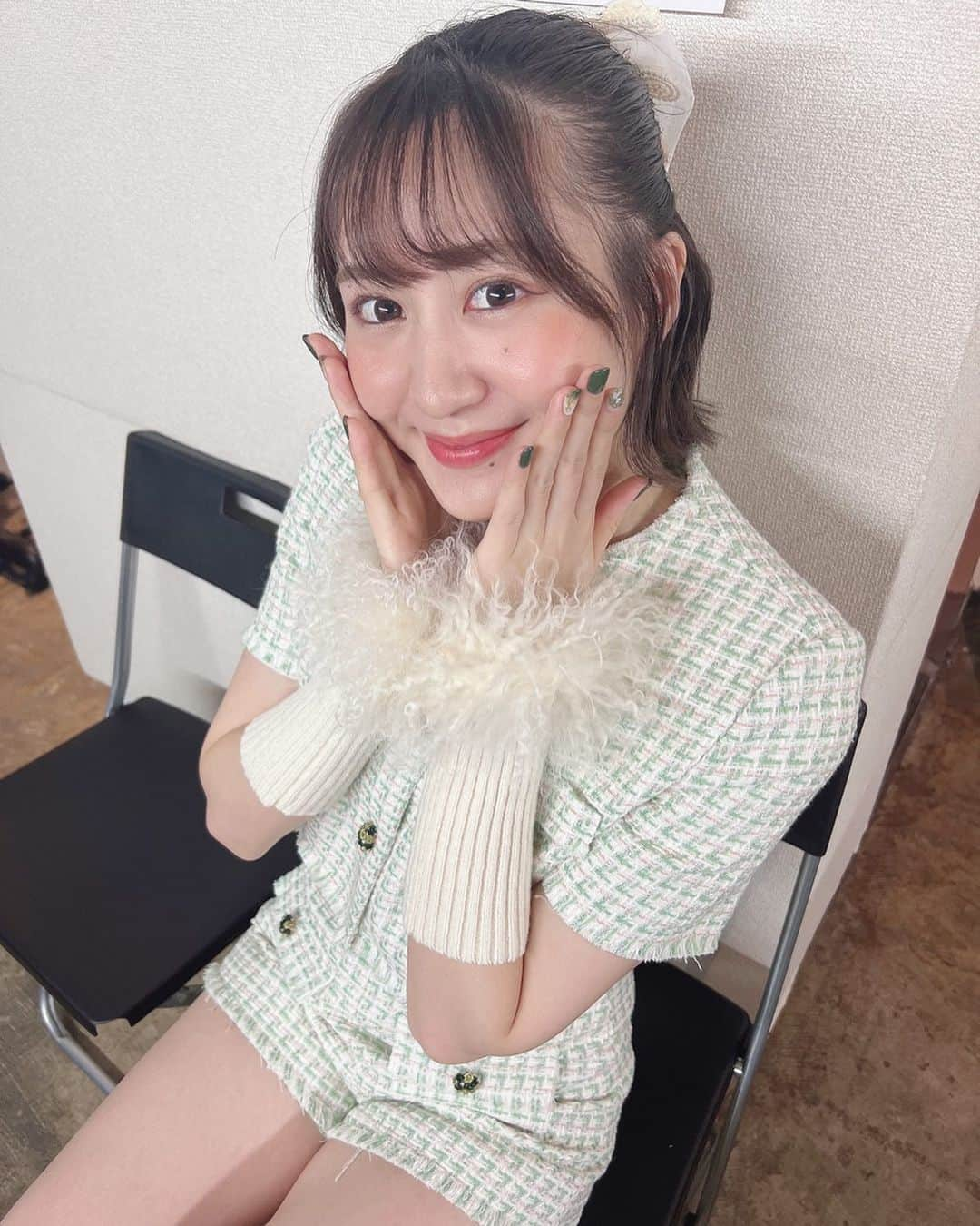 依東杏奈のインスタグラム：「新衣装気に入ってくれたー？💚   #アイドル  #新衣装可愛すぎ  #ライブ   #ふわふわコーデ  #セットアップ   #안녕하세요  #배고프다  #아이돌」