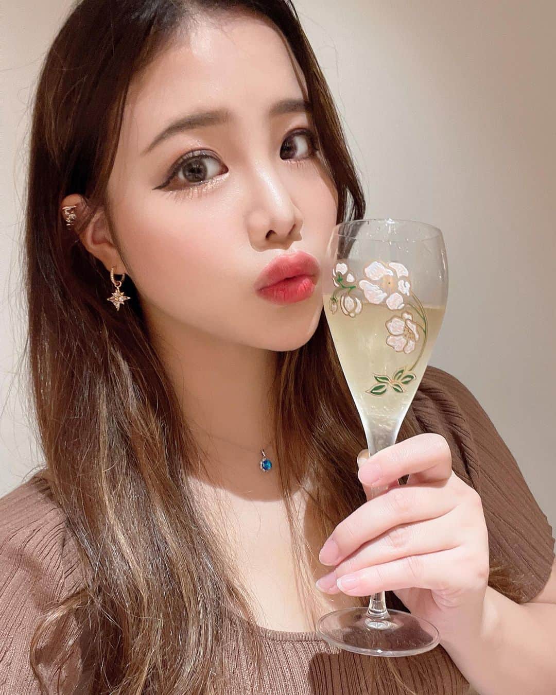 のインスタグラム：「どのお酒が一番似合う？？🍾🍶🍺  #花宮レイ#ディナー#お酒#アルコール」