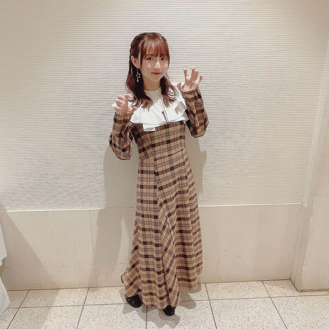 田中美海さんのインスタグラム写真 - (田中美海Instagram)「2022.10.23🧟‍♀️🌟 ⁡ 『ゾンビランドサガ LIVE～3DVirtualフランシュシュ ライブ＆イリューゾン!!～』 ⁡ ご来場くださった皆様、 配信で観てくださった皆様、 本当にありがとうございました！！🤩✨ ⁡ 目の前にフランシュシュが！ 歌って！踊って！喋ってた！！ 確かにそこにいたんだーーー！！！ すごすぎた…👏👏 ⁡ 歌もダンスも覚えた振りを6号たちが踊ってる…ここまでペンライトの振りを完璧にできることあるか…？？？いや、ない。なんて貴重な経験。 終盤が近づいてくると、やだ！！！まだ観たい！！！みせてくれ！！！って思ってこれがいつものみんなの気持ちかあ…と。私、オタクの気持ちずっと持ってたはずなのに、いつのまにか忘れてたのかも。これだ！！この気持ちだよ！！！🥹🥹🥹ありがとうフランシュシュ。 ⁡ なんといっても久しぶりのゾンビランドサガのイベント！ロケで佐賀に行ったり、オンラインライブはあったけど…こうしてキャストが集合するのは久しぶりで、集まれるってだけで本当に嬉しかった☺️✨✨ そしてゾンビランドサガ、フランシュシュを応援してくれている皆さんに直接会えたこと！本当に感謝！嬉しい！ 6号Tシャツやうちわを持ってる方を何人も見かけて6号ちゃんも絶対喜んでる🌟 ⁡ ⁡ にしてもみんな可愛かったな…それぞれの表情とか動きの少しの違いとか…。 気付いた方もいると思うけど歌もCD音源と違うんですよ😎照明もレーザービームもすごかったなあ…！ イリューゾンもみんな頑張った！！！作中のファンの方達もフランシュシュのああいうぶっ飛んだところも含めて、歌詞や歌に勇気付けられているんだろうなって改めて思いました。みんな本当にすごい。たくさん元気をもらいました！やっぱライブって最高だな！！ ⁡ 楽屋でのキャスト陣もいつも通り、楽しくて面白くて愉快で…🤣さっきお別れしたばかりなのにまたすぐ会いたくなってる！！素敵で大好きな存在です😘✨ 差し入れのシュークリームや焼き菓子も美味しすぎた🤤🧁 ⁡ ⁡ またLIVEで歌とダンス、パフォーマンスをお届けしたいな、と思いました。大変だけど！！めっちゃ大変だけど！！！😂でもそれでもゾンビランドサガの最高の楽曲をまた届けられるように、何が起こるかわからないから今のうちに身体作りに専念します笑 また佐賀にも行くんだから！みんなで！！ 武道館も諦めてません！🧅 ⁡ まだまだ夢いっぱいなゾンビランドサガ🌟 これからも応援よろしくお願いします☺️ 佐賀の魅力度、上げてくばーい！！！ ⁡ ⁡ 衣装はリリィっぽい黄色系ワンピース👗 #WILLSELECTION やばい！またチェック着てる😂😂 ⁡ #ゾンビランドサガ #フランシュシュ #3DVirtualフランシュシュ #星川リリィ  #衣ちゃんとアサミさんと撮れてなかったっ😂 #次はリベンジ👍」10月24日 19時30分 - minazou_in_sta