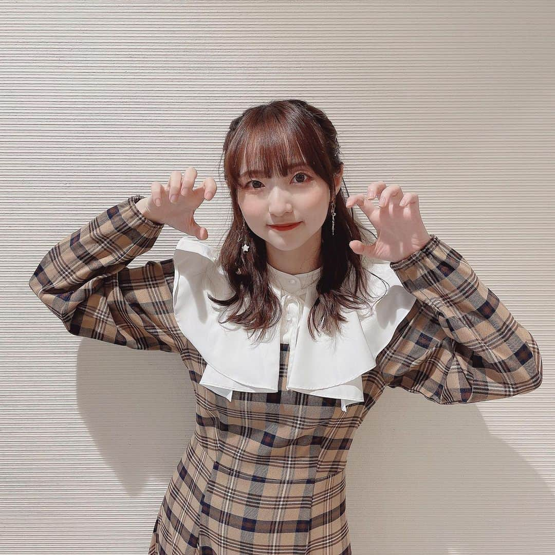 田中美海さんのインスタグラム写真 - (田中美海Instagram)「2022.10.23🧟‍♀️🌟 ⁡ 『ゾンビランドサガ LIVE～3DVirtualフランシュシュ ライブ＆イリューゾン!!～』 ⁡ ご来場くださった皆様、 配信で観てくださった皆様、 本当にありがとうございました！！🤩✨ ⁡ 目の前にフランシュシュが！ 歌って！踊って！喋ってた！！ 確かにそこにいたんだーーー！！！ すごすぎた…👏👏 ⁡ 歌もダンスも覚えた振りを6号たちが踊ってる…ここまでペンライトの振りを完璧にできることあるか…？？？いや、ない。なんて貴重な経験。 終盤が近づいてくると、やだ！！！まだ観たい！！！みせてくれ！！！って思ってこれがいつものみんなの気持ちかあ…と。私、オタクの気持ちずっと持ってたはずなのに、いつのまにか忘れてたのかも。これだ！！この気持ちだよ！！！🥹🥹🥹ありがとうフランシュシュ。 ⁡ なんといっても久しぶりのゾンビランドサガのイベント！ロケで佐賀に行ったり、オンラインライブはあったけど…こうしてキャストが集合するのは久しぶりで、集まれるってだけで本当に嬉しかった☺️✨✨ そしてゾンビランドサガ、フランシュシュを応援してくれている皆さんに直接会えたこと！本当に感謝！嬉しい！ 6号Tシャツやうちわを持ってる方を何人も見かけて6号ちゃんも絶対喜んでる🌟 ⁡ ⁡ にしてもみんな可愛かったな…それぞれの表情とか動きの少しの違いとか…。 気付いた方もいると思うけど歌もCD音源と違うんですよ😎照明もレーザービームもすごかったなあ…！ イリューゾンもみんな頑張った！！！作中のファンの方達もフランシュシュのああいうぶっ飛んだところも含めて、歌詞や歌に勇気付けられているんだろうなって改めて思いました。みんな本当にすごい。たくさん元気をもらいました！やっぱライブって最高だな！！ ⁡ 楽屋でのキャスト陣もいつも通り、楽しくて面白くて愉快で…🤣さっきお別れしたばかりなのにまたすぐ会いたくなってる！！素敵で大好きな存在です😘✨ 差し入れのシュークリームや焼き菓子も美味しすぎた🤤🧁 ⁡ ⁡ またLIVEで歌とダンス、パフォーマンスをお届けしたいな、と思いました。大変だけど！！めっちゃ大変だけど！！！😂でもそれでもゾンビランドサガの最高の楽曲をまた届けられるように、何が起こるかわからないから今のうちに身体作りに専念します笑 また佐賀にも行くんだから！みんなで！！ 武道館も諦めてません！🧅 ⁡ まだまだ夢いっぱいなゾンビランドサガ🌟 これからも応援よろしくお願いします☺️ 佐賀の魅力度、上げてくばーい！！！ ⁡ ⁡ 衣装はリリィっぽい黄色系ワンピース👗 #WILLSELECTION やばい！またチェック着てる😂😂 ⁡ #ゾンビランドサガ #フランシュシュ #3DVirtualフランシュシュ #星川リリィ  #衣ちゃんとアサミさんと撮れてなかったっ😂 #次はリベンジ👍」10月24日 19時30分 - minazou_in_sta