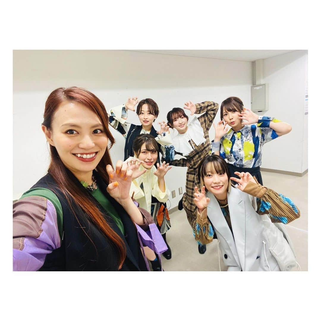 田中美海さんのインスタグラム写真 - (田中美海Instagram)「2022.10.23🧟‍♀️🌟 ⁡ 『ゾンビランドサガ LIVE～3DVirtualフランシュシュ ライブ＆イリューゾン!!～』 ⁡ ご来場くださった皆様、 配信で観てくださった皆様、 本当にありがとうございました！！🤩✨ ⁡ 目の前にフランシュシュが！ 歌って！踊って！喋ってた！！ 確かにそこにいたんだーーー！！！ すごすぎた…👏👏 ⁡ 歌もダンスも覚えた振りを6号たちが踊ってる…ここまでペンライトの振りを完璧にできることあるか…？？？いや、ない。なんて貴重な経験。 終盤が近づいてくると、やだ！！！まだ観たい！！！みせてくれ！！！って思ってこれがいつものみんなの気持ちかあ…と。私、オタクの気持ちずっと持ってたはずなのに、いつのまにか忘れてたのかも。これだ！！この気持ちだよ！！！🥹🥹🥹ありがとうフランシュシュ。 ⁡ なんといっても久しぶりのゾンビランドサガのイベント！ロケで佐賀に行ったり、オンラインライブはあったけど…こうしてキャストが集合するのは久しぶりで、集まれるってだけで本当に嬉しかった☺️✨✨ そしてゾンビランドサガ、フランシュシュを応援してくれている皆さんに直接会えたこと！本当に感謝！嬉しい！ 6号Tシャツやうちわを持ってる方を何人も見かけて6号ちゃんも絶対喜んでる🌟 ⁡ ⁡ にしてもみんな可愛かったな…それぞれの表情とか動きの少しの違いとか…。 気付いた方もいると思うけど歌もCD音源と違うんですよ😎照明もレーザービームもすごかったなあ…！ イリューゾンもみんな頑張った！！！作中のファンの方達もフランシュシュのああいうぶっ飛んだところも含めて、歌詞や歌に勇気付けられているんだろうなって改めて思いました。みんな本当にすごい。たくさん元気をもらいました！やっぱライブって最高だな！！ ⁡ 楽屋でのキャスト陣もいつも通り、楽しくて面白くて愉快で…🤣さっきお別れしたばかりなのにまたすぐ会いたくなってる！！素敵で大好きな存在です😘✨ 差し入れのシュークリームや焼き菓子も美味しすぎた🤤🧁 ⁡ ⁡ またLIVEで歌とダンス、パフォーマンスをお届けしたいな、と思いました。大変だけど！！めっちゃ大変だけど！！！😂でもそれでもゾンビランドサガの最高の楽曲をまた届けられるように、何が起こるかわからないから今のうちに身体作りに専念します笑 また佐賀にも行くんだから！みんなで！！ 武道館も諦めてません！🧅 ⁡ まだまだ夢いっぱいなゾンビランドサガ🌟 これからも応援よろしくお願いします☺️ 佐賀の魅力度、上げてくばーい！！！ ⁡ ⁡ 衣装はリリィっぽい黄色系ワンピース👗 #WILLSELECTION やばい！またチェック着てる😂😂 ⁡ #ゾンビランドサガ #フランシュシュ #3DVirtualフランシュシュ #星川リリィ  #衣ちゃんとアサミさんと撮れてなかったっ😂 #次はリベンジ👍」10月24日 19時30分 - minazou_in_sta