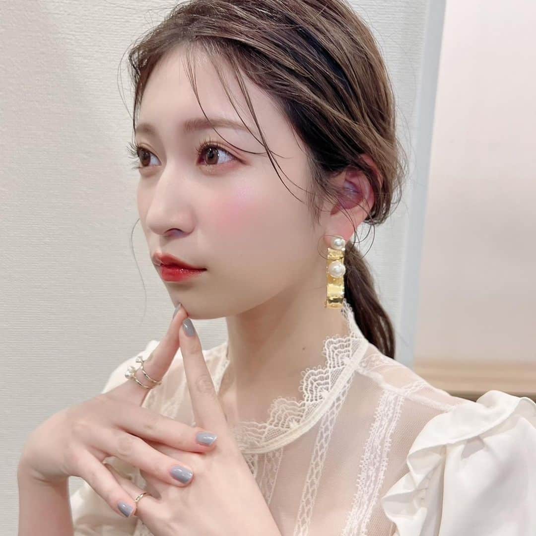 吉田朱里のインスタグラム：「お渡し会大阪は安定の @chim.makeup さんメイクに @matsunaga_mari さん衣装💓 . 最近は前髪伸びてて少し大人な 気分だったので、ちむさんメイクも少し雰囲気変えて大人天使メイクです👼笑 . 流石の神の手✨ 今度ちむさんにもYouTube出てもらお👶🏻💓」