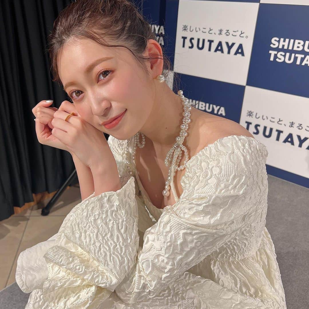 吉田朱里のインスタグラム：「東京はメイク本チーム❤️‍🔥 岡田さんメイクに かとりなさん衣装💓💓💓 . 同じホワイトでもまた雰囲気が 違ってやっぱり女の子って楽しいね☺️💞 👗　 @dreamsisterjane  💍  @carat_a  👠　@charleskeith_jp」