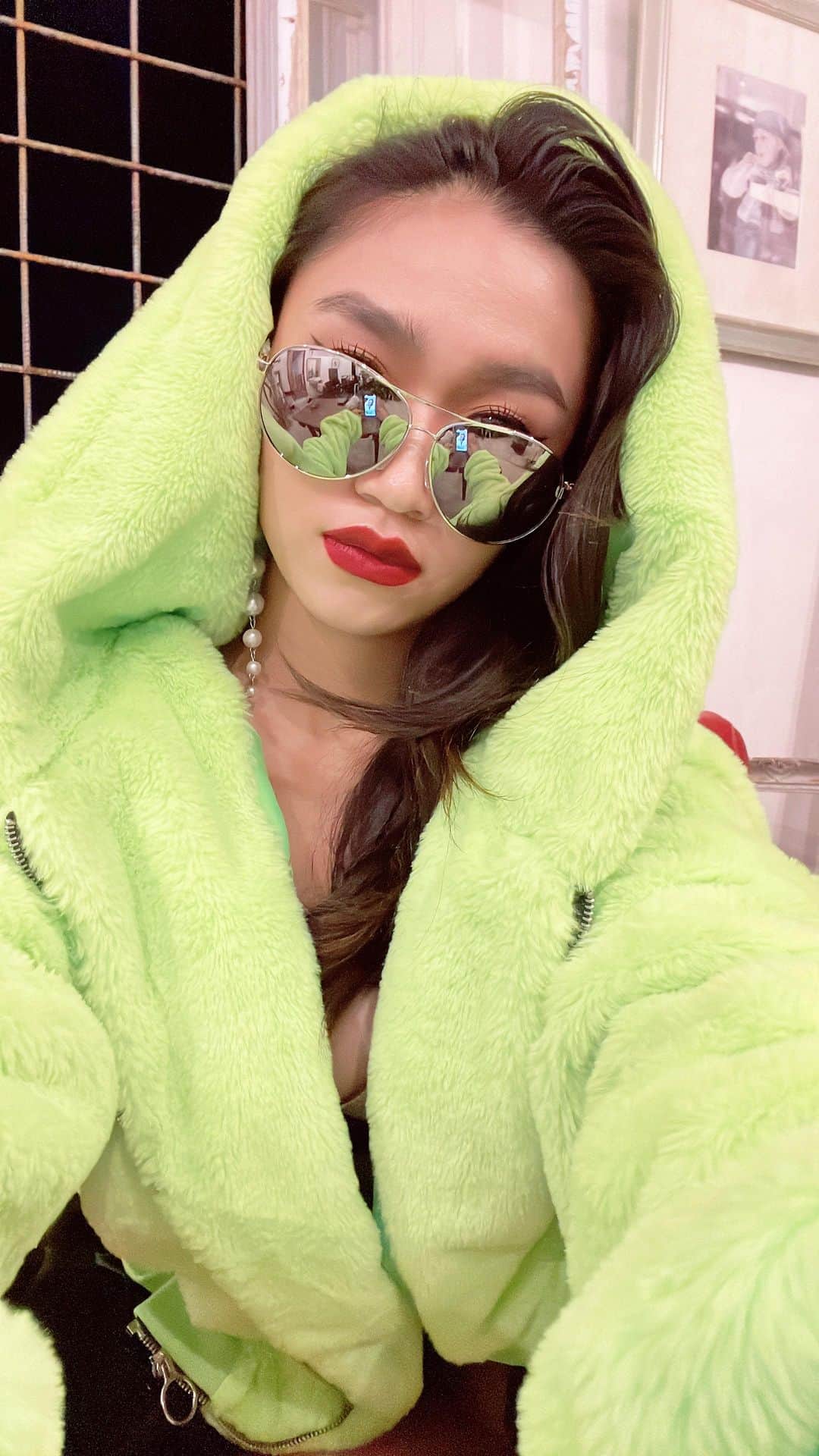 keilEen（ケバビン）のインスタグラム：「このサングラス撮影前に急遽ドンキで買ったんだけど550円だった🫢 見えないと思った人はいいね押して👍  #ショーダンサー#エンタメ#ハーフ#Philippines」