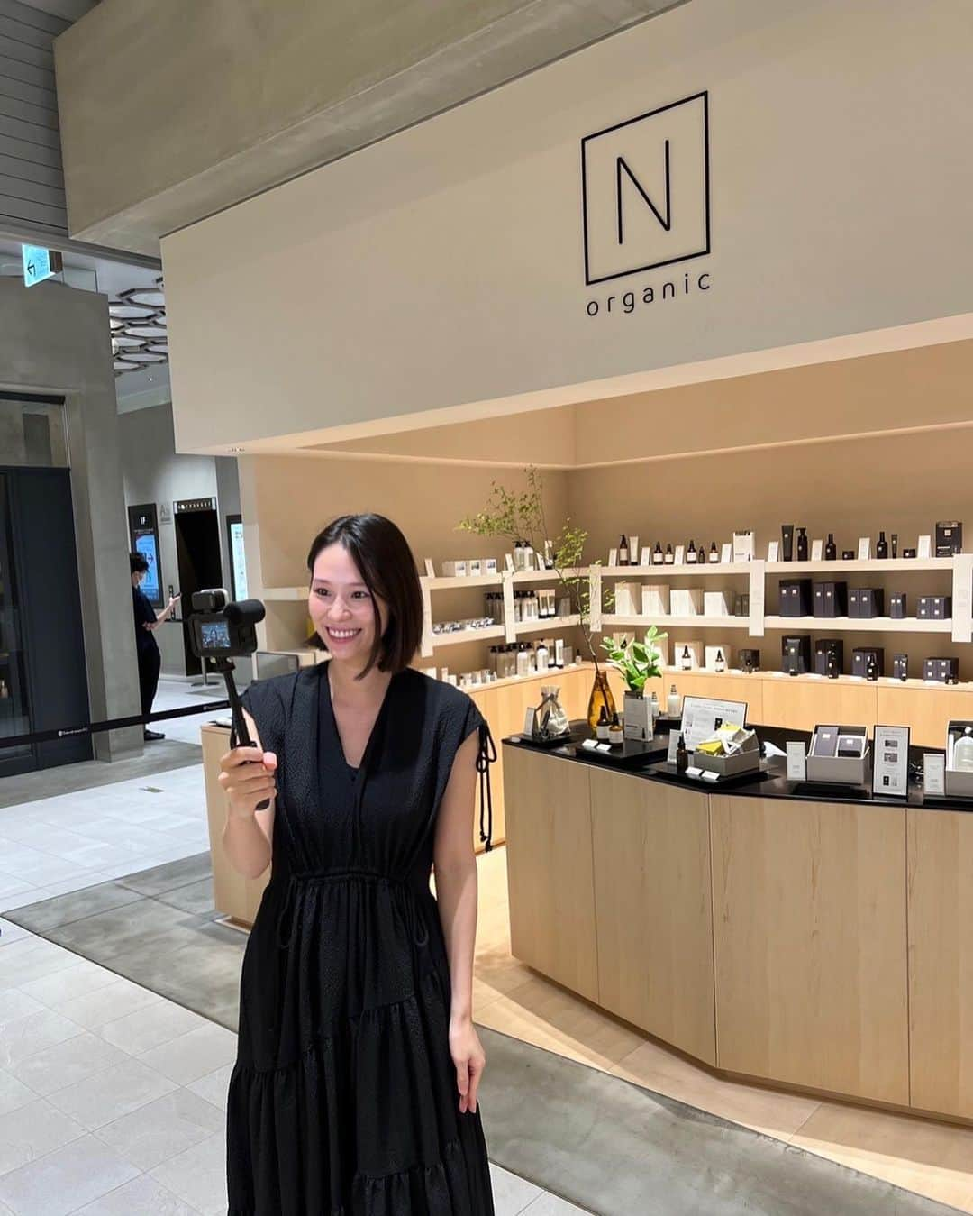 工藤采佳のインスタグラム：「N organicさんの広告に出演させて頂きました！  写真は、日本橋店に取材をさせて頂いた時です📸✨  N organicってネット通販限定だと思っていたのですが、 気になっていたアイテムや人気商品を直接店舗で、 色々と試すことが出来てとても良い時間でした😇✨  とにかく香りが良い！と話題の柑橘系のアロマの香りが 店内に漂ってて、その空間に居るだけでリラックス出来ました♪  実際の使用感もとっても良くてこれからの乾燥時期にピッタリ！ しかも、ローションとセラムの2ステップでスキンケアが完了👏  この手軽さがまた魅力のひとつだなと感じました😌💕  #norganic#エヌオーガニック #Nオーガニック #スキンケア#時短ケア #広告#広告モデル#gopro#撮影#自撮り#取材#YouTube #モイスチャーアンドバランシングローション#美肌#美肌ケア#保湿#美容アイテム」