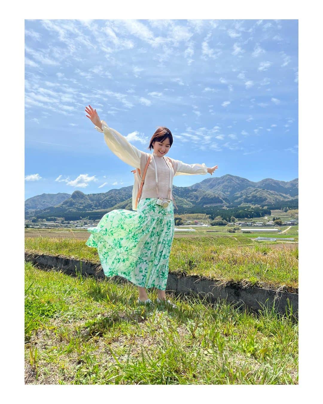 葵わかなのインスタグラム：「旅行会社勤務、旅行大好きな莉香さんだったのでお話に併せて色々なところにも撮影でお邪魔しました！  コロナ禍で地方ロケって無くなっていたから、久しぶりだった〜！✨  わくわく、とっても楽しかった☺️  熊本県阿蘇市と、広島県の尾道、そして静岡県伊東市の写真です！ 天気も良くて素晴らしい景色を望めました。  どのエピソードで登場するかわかりますかね〜？？  観たよってコメント嬉しいです、ありがとう。  #結婚するって本当ですか」