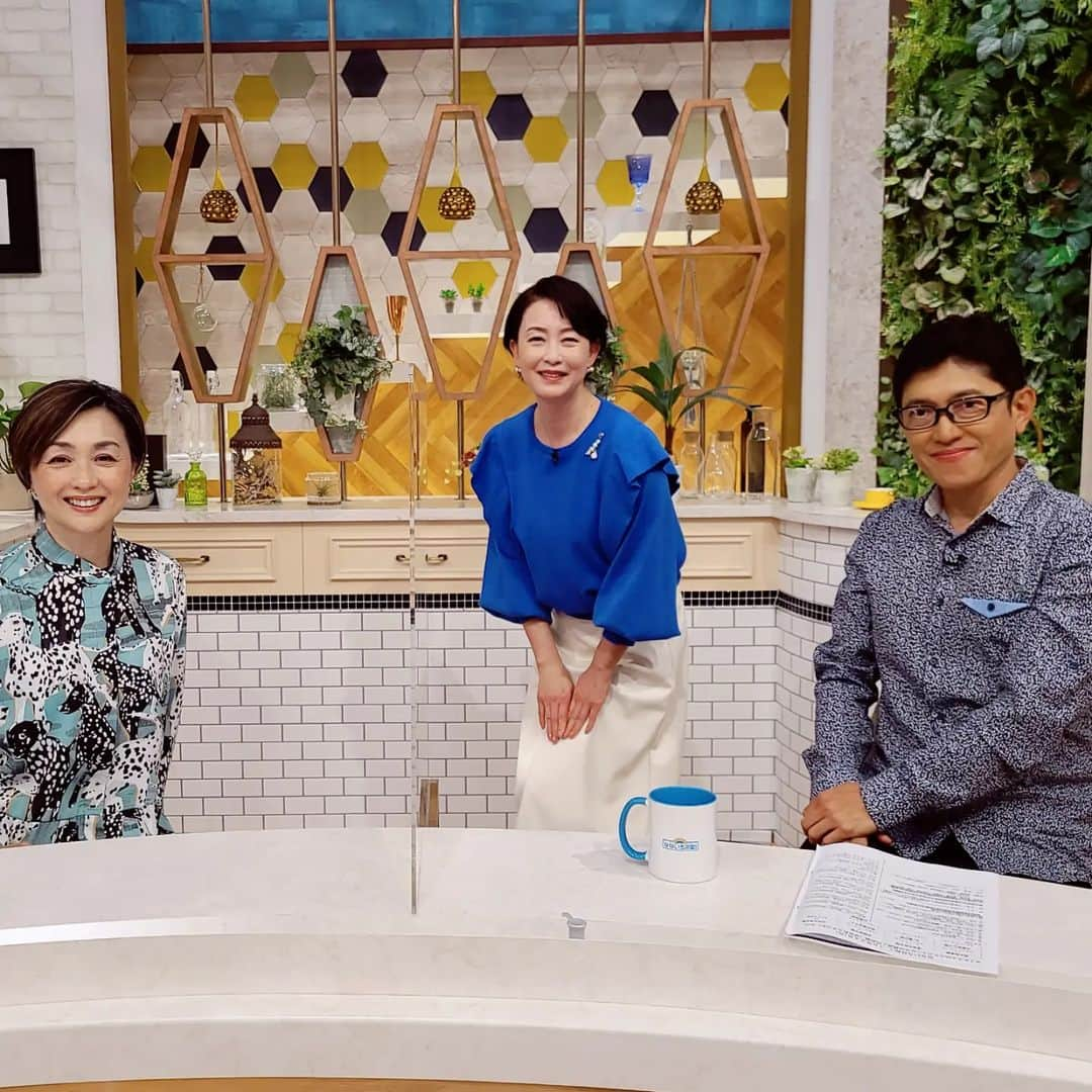 床嶋佳子さんのインスタグラム写真 - (床嶋佳子Instagram)「おはようございます！ テレビ東京の 「なないろ日和」出演してきました‼️ 司会のお二人とお写真撮りました‼️生放送は始まると終わるのは早いですね。 #なないろ日和  #薬丸裕英　さん #香坂みゆき 　さん #床嶋佳子」10月24日 11時44分 - yoshiko.tokoshima