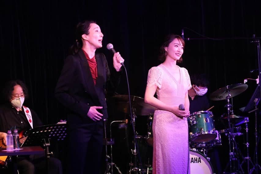 藤咲えりのインスタグラム：「「All by my self」無事終えました。 予定通りの日程で皆さまにお会いできてホッとしております。 お越しくださいました皆様ありがとうございました！！ ここ最近はずっとライブの事ばかり考えておりましたのでロス状態ですが、お客様のあたたかさがとても身に染みたライブでした。 ずっと応援下さる方、周りの方々、全てのご縁に感謝です。 久しぶりにお見送り出来、直接お話も出来て嬉しかったです。 素敵な写真を頂いたので少し振り返ってみます。お付き合いください。  #Allbymyself#ESArrow#ライブ@tadashishoji_japan @bcbgmaxazria ヘアメイク @west_kuboki」