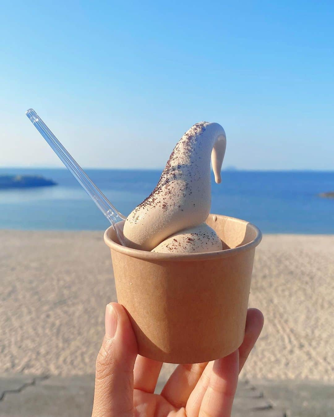 滝香織さんのインスタグラム写真 - (滝香織Instagram)「. . 車でちょっと走れば、海がある✨ そんな愛媛が好き💕  #ふたみシーサイド公園   モカソフト🍦 @la_maree_futami   道の駅ふたみ @futamiseaside   #愛媛 #愛媛観光 #愛媛旅行 #双海 #伊予市 #海 #道の駅 #ソフトクリーム」10月24日 11時52分 - kaorin_taki