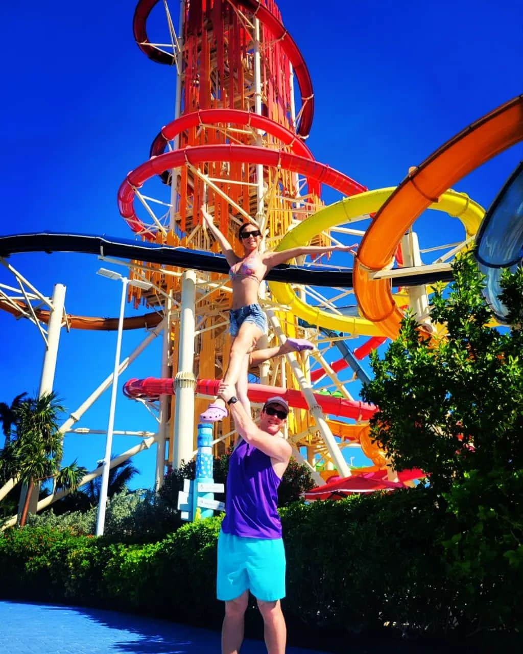 ウェスリー・キリングのインスタグラム：「Lifts and the tallest Waterpark in North America. What a great day!! . . .  #royalcaribbean #cococay #lift #moose」