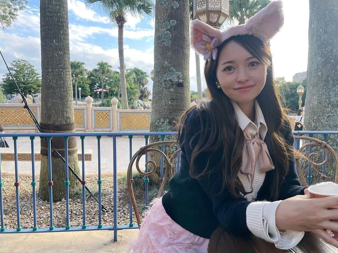 黒澤ゆりかのインスタグラム：「彼女と夢の国デートなうに使っていいよ♡笑  リーナベルちゃんとっても可愛くてぶりぶりしまくりました😂🙏💗笑  #年齢は関係ないのです　笑 #ぶりっ子は永遠に笑😂 #許してね笑」