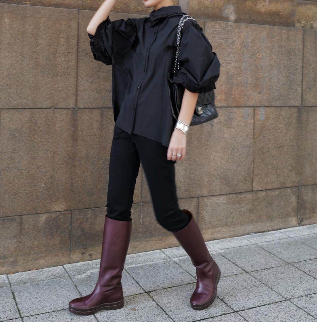正中雅子のインスタグラム：「細かいプリーツが印象的なブラウス🕊  少し高さを出した小ぶりな襟を重ねて、細かいプリーツを施したブラウス🦢 フロントボタンも半分しか見えないようなデザインに🤤  肩の切り替えにもプリーツを施し、バックスタイルもかわいい1枚です！  インナーにタートル合わせも素敵ですよ☺︎  10/25 tue 14:00 start-  #MACHATT #masaco服」