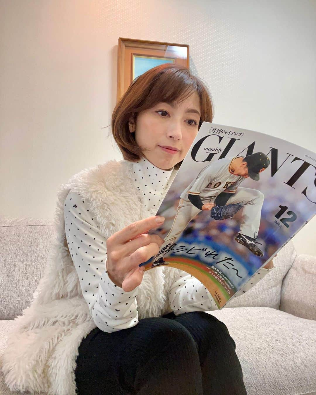 宮崎瑠依さんのインスタグラム写真 - (宮崎瑠依Instagram)「楽屋で「月刊ジャイアンツ」を熟読🥸  毎月楽しみにしている「さまぁ〜ずスタジアム」の収録です📺  ジャイアンツのシーズンは終わってしまいましたが、今月も「さまスタ」は情報盛りだくさんっ😎 放送をお楽しみに🙌🏻  #さまぁーずスタジアム #さまスタ #giants」10月24日 13時57分 - ruimiyazaki