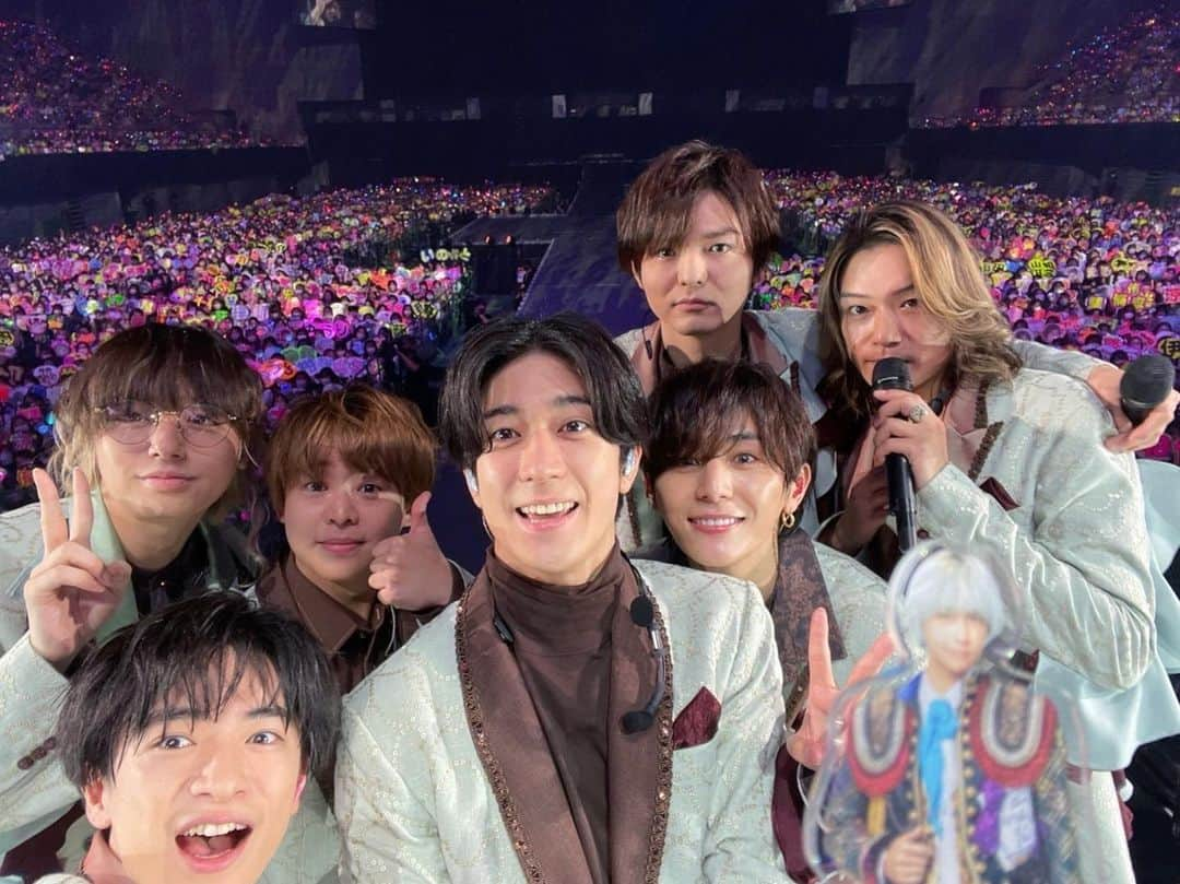 Hey! Say! JUMPさんのインスタグラム写真 - (Hey! Say! JUMPInstagram)「⁡ ⁡  Hey! Sɑy! JUMP LIVE TOUR 2022 FILMUSIC! 無事に完走することができました！㊗️ ⁡ 最終公演にて記念撮影📷 ⁡ #山田涼介 #知念侑李 #中島裕翔 #有岡大貴 #髙木雄也 #伊野尾慧 #八乙女光 #薮宏太 #HeySɑyJUMP #FILMUSIC #静岡公演 #JUMPのいんすた」10月24日 19時48分 - heysayjump_official