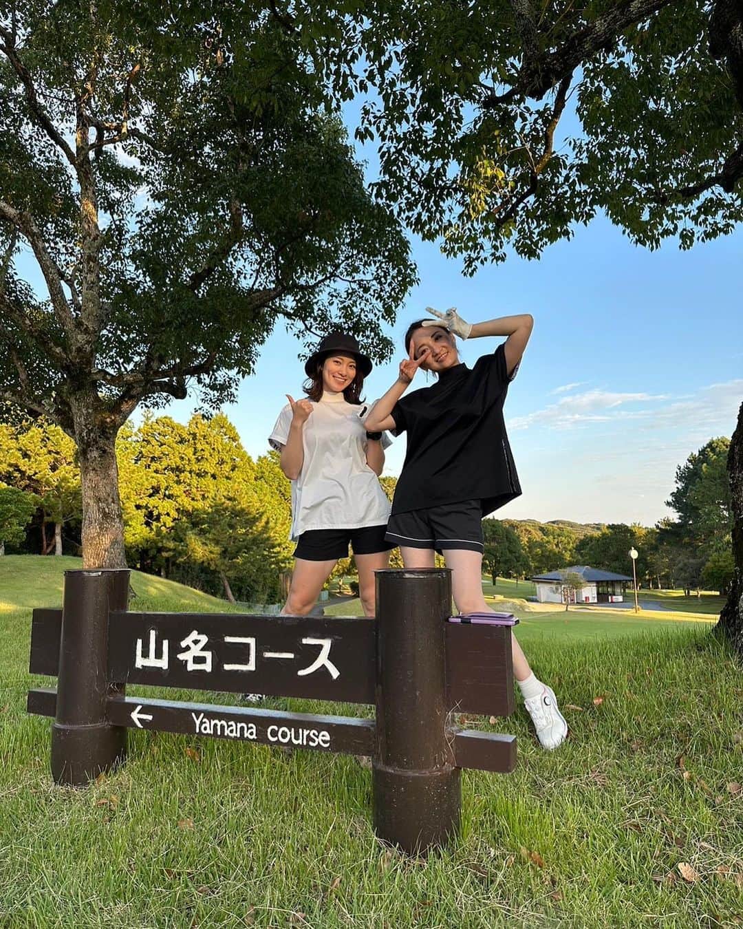瀬戸山清香さんのインスタグラム写真 - (瀬戸山清香Instagram)「ゆいちゃんとゴルフして来たよーん🏌️‍♀️ 都城でいつも遊んでもらってるメンバーが東京に遊びに来たのでお供して来ました✨ 関東で都城弁聞けるのなんかエモかった🥺✨ 美味しいご飯も沢山食べれて、贅沢な旅でした🎶 ゴルフ上手くなりたいなぁ⛳️ この歳でお友達とペアルックも楽しかった🤣💓 ゆいちゃんナイスチョイスでした🙆‍♀️💕  #golf #trip #旅行 #ゴルフ #ゴルフ女子 #ゴルフコーデ」10月24日 14時26分 - setoyama_sayaka
