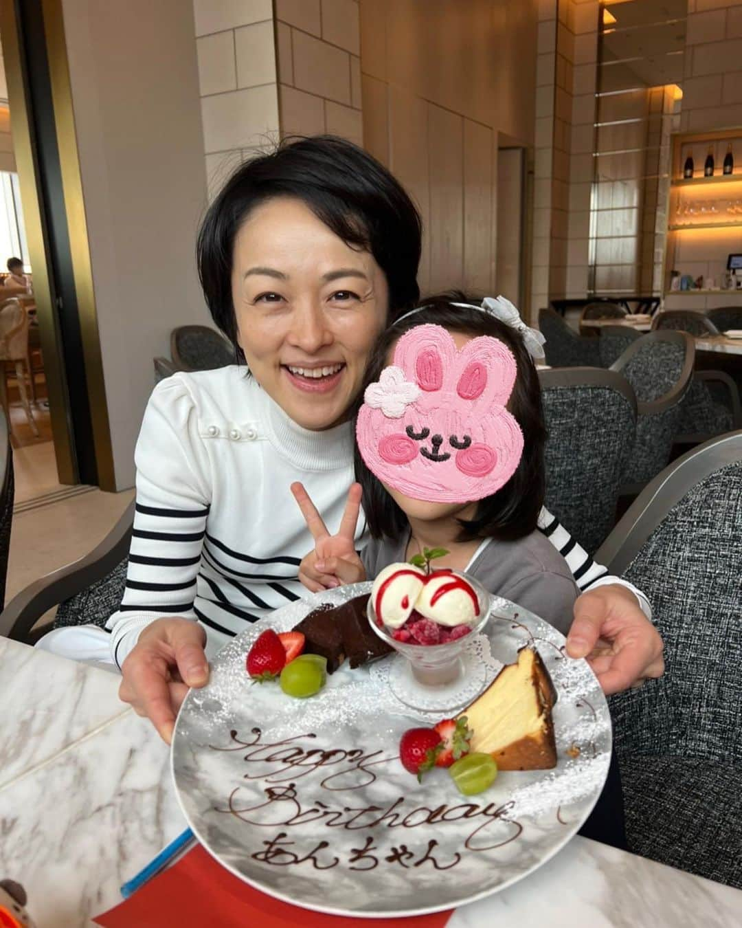 安藤幸代のインスタグラム：「あ、もう先週の事だった。。。 ワタクシのお誕生日😆  毎日毎日色々ありすぎてー アップができないー という言い訳をするのはこの一年も変わらないかな😜💦  家族に、お友達に、番組スタッフの皆様にまでサプライズでお祝いして頂き感謝しかありません！ 本当に、私は幸せデス❤️  バースデーウィークは食べることに忙しく（笑）さいとうさんのお鮨からはじまり、松茸と牛肉のすき焼き、大好きな焼き鳥屋さん、串揚げ屋さん、焼肉屋さんを経て、とどめのフカヒレ姿煮で締める。 今年も食の神様に守られてる〜と言いながら堪能しました🤤  しかし、昨日の朝、突如として声が出なくなり焦る😓 いつもお世話になっている声の病院に駆け込むと、アレルギーに加えて、乾燥で声帯の皮がむけて声が出なくなったとの事。。。 健康に気をつけなさいよ、、、と言われている気がした今日の私です😅  とにかく、健康一番！ 身体に益々気をつけて、佳き年にしたいと思います☺️ また皆様、宜しくお願い致します❤️  #1017 #お誕生日 #みんなに感謝の日 #ありがとう❤️」