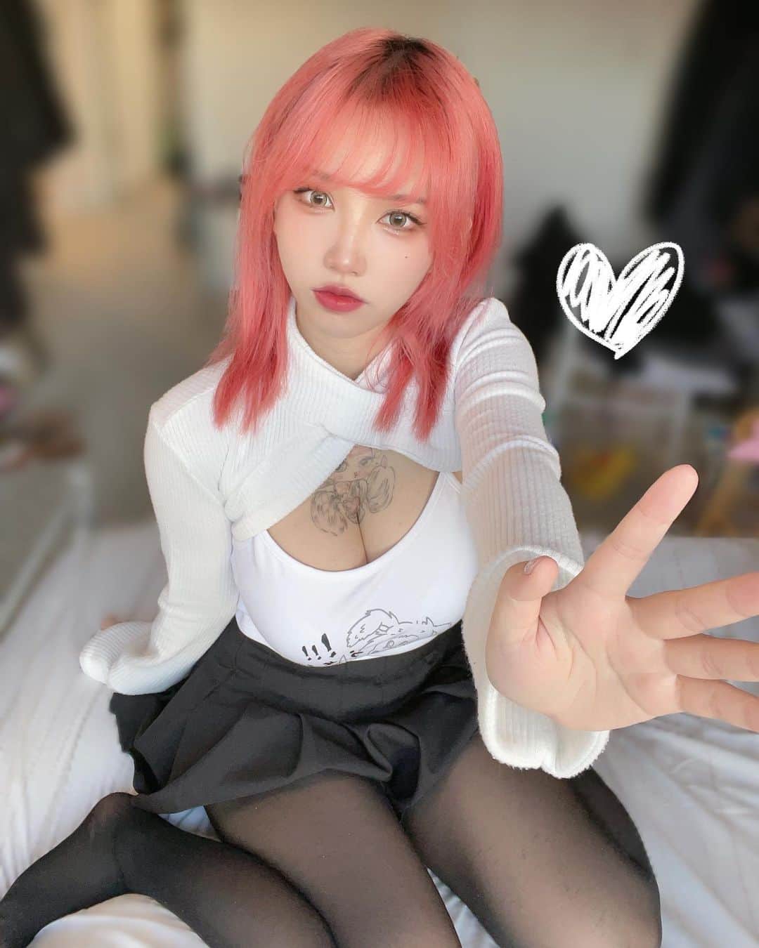 犬神洛洛子のインスタグラム：「🥺my hair color faded into pink now 💗」