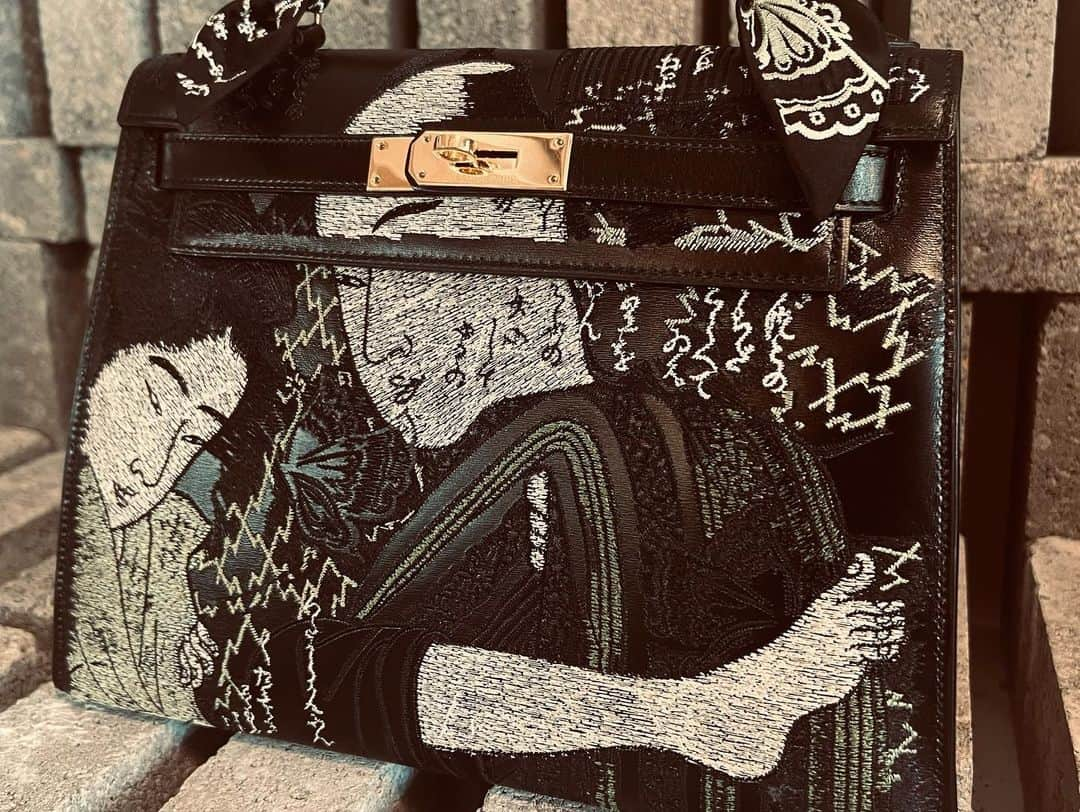 ジェイアーさんのインスタグラム写真 - (ジェイアーInstagram)「The Vintage Iconic Hermes Bag Collection transformed by Jay Ahr  “Shunga” Hermes Kelly 28 Provenance: Japan Yarn Embroidery by Jay Ahr  #hermes #jayahr #jonathanriss #kelly #birkin #HAC #hermes #embroidery #sustainable #Art #birkinbandana #hermesbandana #everyhumanisanartist #gangstahr #transformation #icons #shunga #japan」10月24日 16時12分 - _jay_ahr_