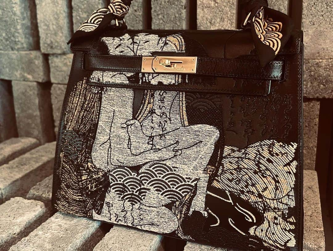 ジェイアーさんのインスタグラム写真 - (ジェイアーInstagram)「The Vintage Iconic Hermes Bag Collection transformed by Jay Ahr  “Shunga” Hermes Kelly 28 Provenance: Japan Yarn Embroidery by Jay Ahr  #hermes #jayahr #jonathanriss #kelly #birkin #HAC #hermes #embroidery #sustainable #Art #birkinbandana #hermesbandana #everyhumanisanartist #gangstahr #transformation #icons #shunga #japan」10月24日 16時12分 - _jay_ahr_