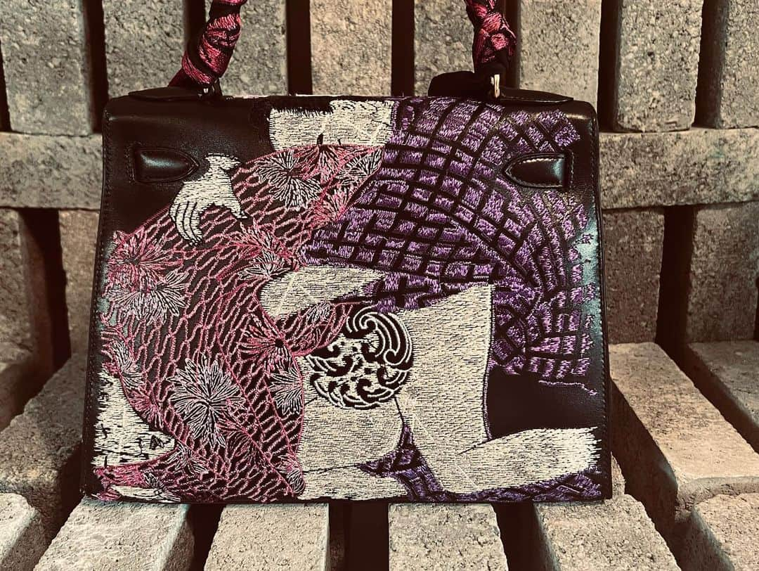 ジェイアーさんのインスタグラム写真 - (ジェイアーInstagram)「The Vintage Iconic Hermes Bag Collection transformed by Jay Ahr  “Shunga” Hermes Kelly 28 Provenance: Japan Yarn Embroidery by Jay Ahr  #hermes #jayahr #jonathanriss #kelly #birkin #HAC #hermes #embroidery #sustainable #Art #birkinbandana #hermesbandana #everyhumanisanartist #gangstahr #transformation #icons #shunga #japan」10月24日 16時12分 - _jay_ahr_