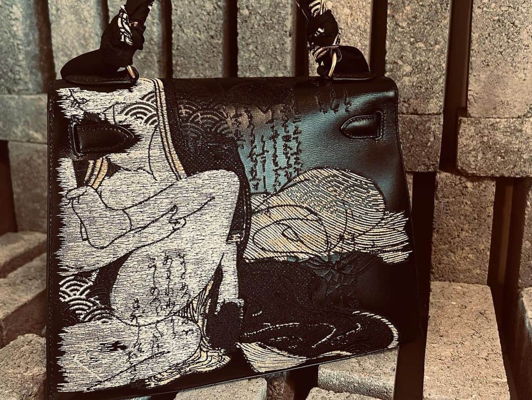 ジェイアーさんのインスタグラム写真 - (ジェイアーInstagram)「The Vintage Iconic Hermes Bag Collection transformed by Jay Ahr  “Shunga” Hermes Kelly 28 Provenance: Japan Yarn Embroidery by Jay Ahr  #hermes #jayahr #jonathanriss #kelly #birkin #HAC #hermes #embroidery #sustainable #Art #birkinbandana #hermesbandana #everyhumanisanartist #gangstahr #transformation #icons #shunga #japan」10月24日 16時12分 - _jay_ahr_