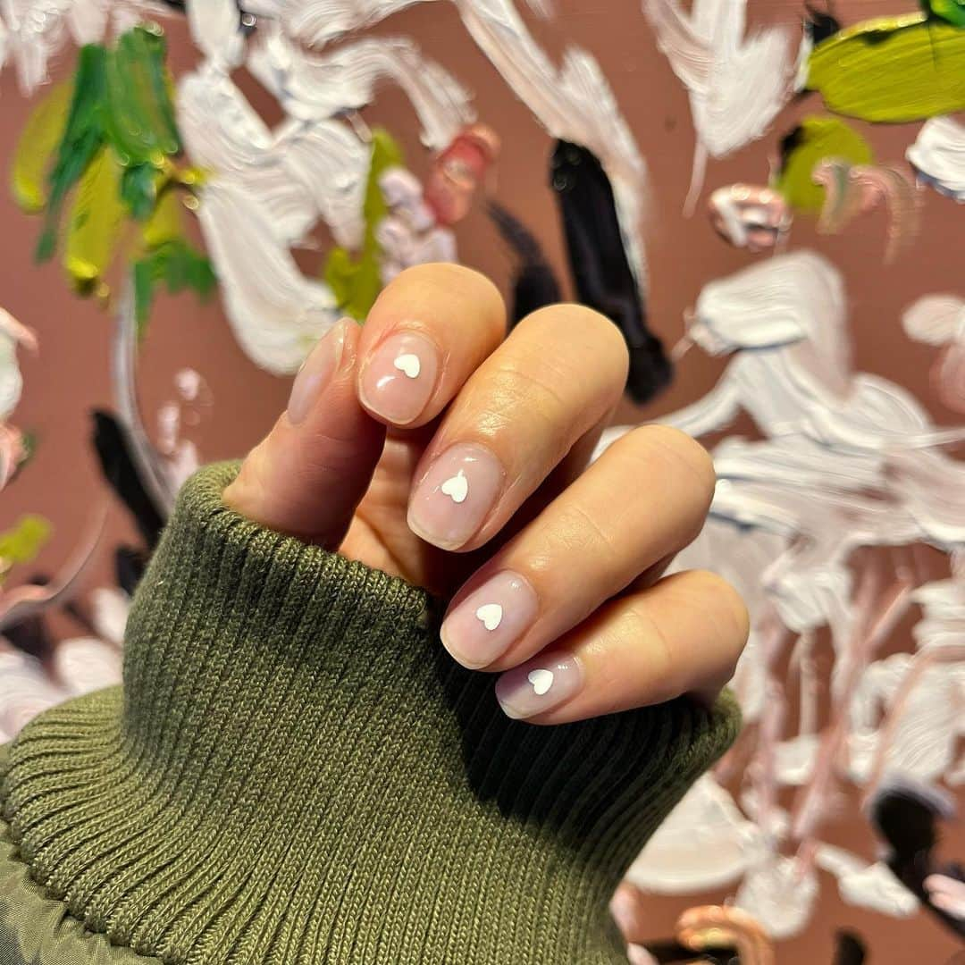 ひよんさんのインスタグラム写真 - (ひよんInstagram)「💅💓  新しいネイルは韓国のサロンでやってもらった😍！ アンゴラニットネイルとハートネイルだよ💛  @br____nail  이쁜 네일 감사합니당~❤️‍🔥  #ひよん #ひよんネイル #ネイルデザイン」10月24日 16時17分 - cchan_fee4