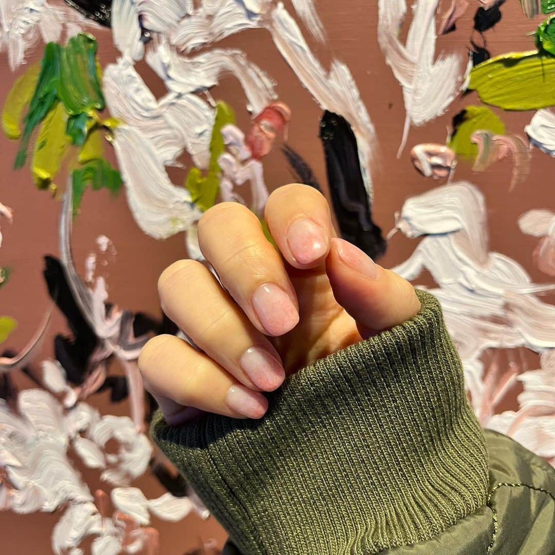 ひよんのインスタグラム：「💅💓  新しいネイルは韓国のサロンでやってもらった😍！ アンゴラニットネイルとハートネイルだよ💛  @br____nail  이쁜 네일 감사합니당~❤️‍🔥  #ひよん #ひよんネイル #ネイルデザイン」