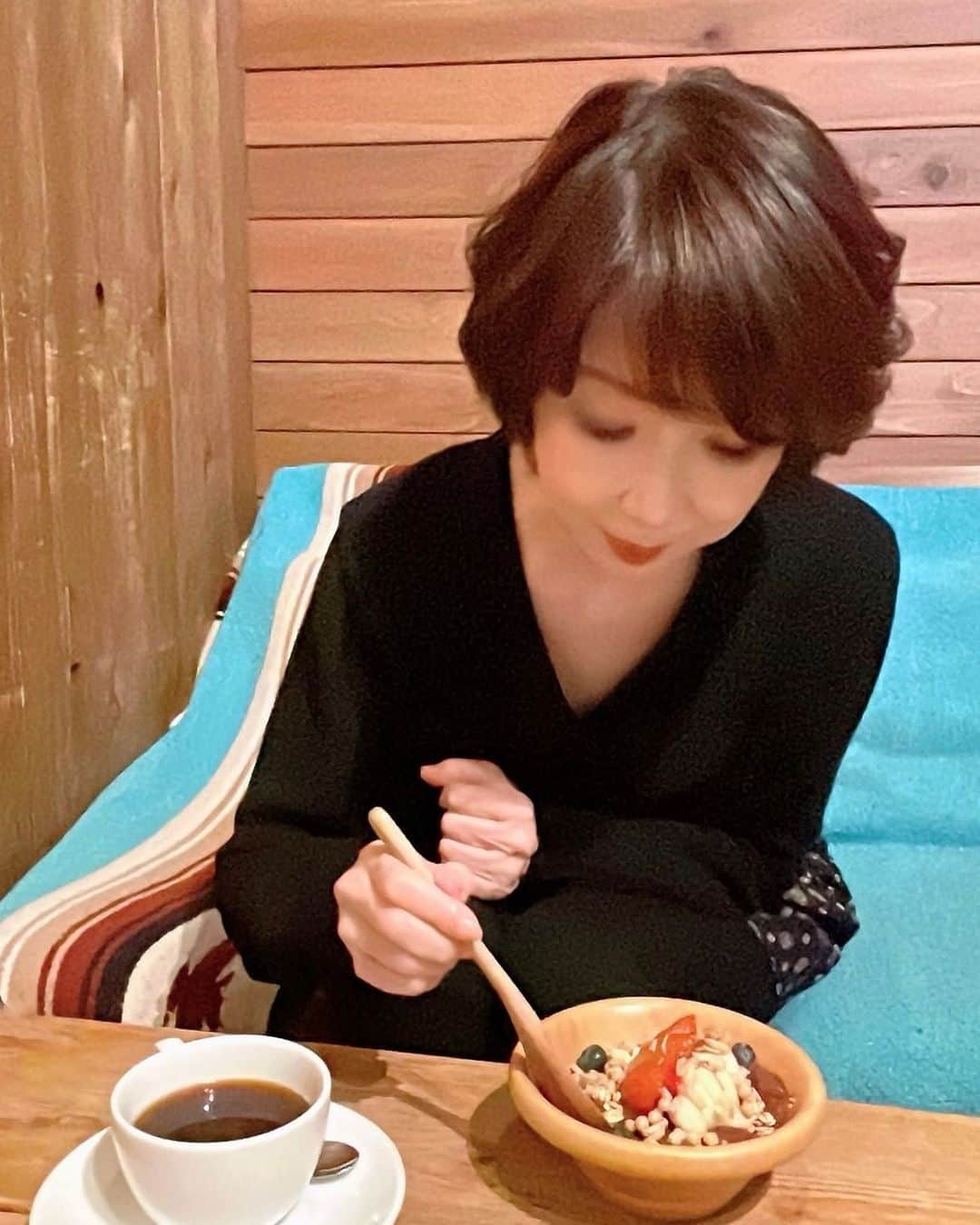 伊藤蘭さんのインスタグラム写真 - (伊藤蘭Instagram)「☕️ 寒くなってきましたね。 一週間の始まりです❣️ 頑張りすぎず、 ほどよく頑張りましょう😊 ⁡ #伊藤蘭 #月曜日 #一週間の始まり #アサイーボウル #アサイーボウルファン💕」10月24日 16時38分 - ranito_official