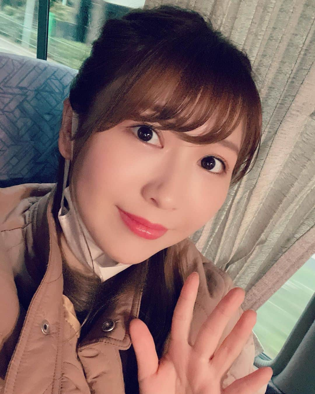 安野希世乃のインスタグラム：「📸 今日は１日撮影DAYです。 朝５時起きに始まり、お次がらすと！ みなさまも月曜日おつかれ様でした。 お写真楽しみにしててくださいね🏠🌸」