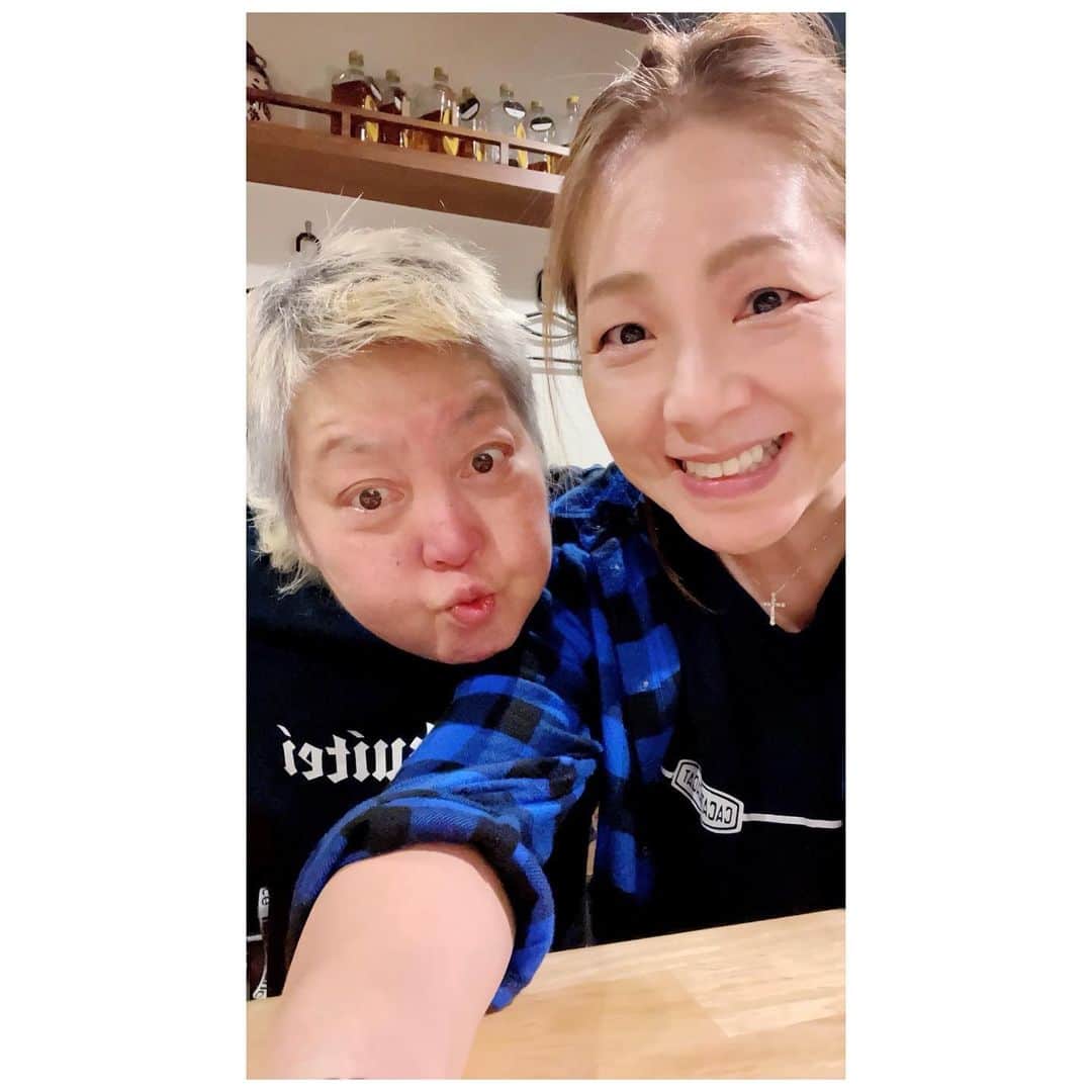 井上貴子さんのインスタグラム写真 - (井上貴子Instagram)「きのう  早朝枝豆獲りをして  夕方にSHOW-YAさんのLIVE  その後枝豆を持って かほちゃん亭に！！！  久々にツーショット^ ^  何を食べてもおいしい！  そして若手の頃を思い出す 懐かしい味  サイコー❤︎  Happyで^ ^  プロフィール画面に記載のURLより 通販サイト「神取屋」に飛べます^ ^  コロナ禍に携わる全てのお仕事の皆様 心から感謝しています 引き続き油断せずお気をつけてお過ごし下さいませ  #井上貴子  #LLPWX #神取忍 #大谷くんがんばれ #女子プロレス #田口かほる #かほちゃん家deめしくい亭 #枝豆 #べにおとひおん #https://www.youtube.com/c/takacoinoue  #cacatocacat #貴子ちゃんちゅーぶ更新 #LLPWX通販サイト神取屋 #感謝 #STOPCOVID19」10月24日 17時14分 - takaco_inoue
