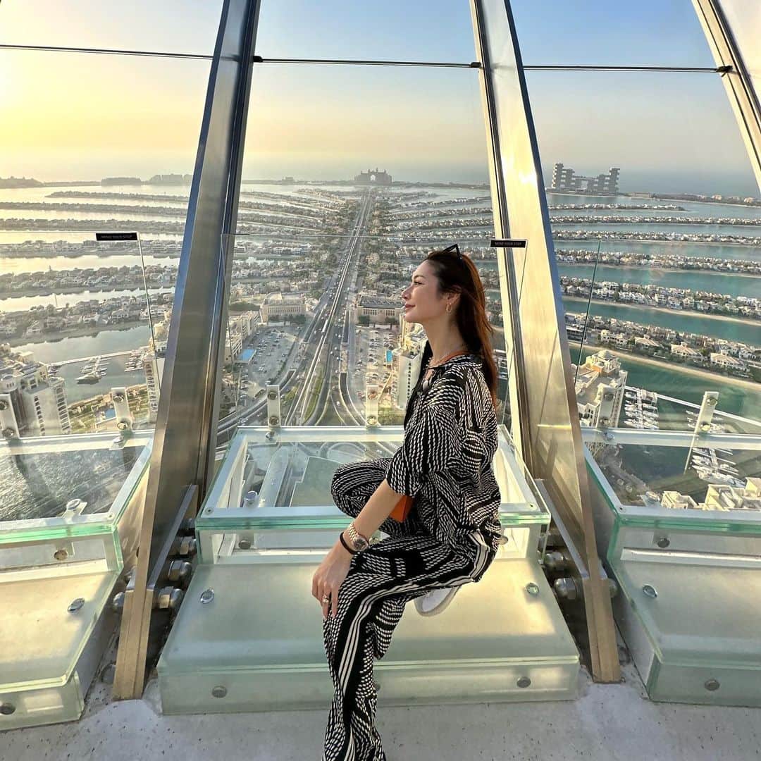 Reikaさんのインスタグラム写真 - (ReikaInstagram)「240m above ground  Everything in Dubai is just next level 🔥  こんなクールぶってるけど😎　52階240m地上っていう高所恐怖症な私はガクブル越えで立って写真撮ることはできませんでした😂  そして一瞬目を離したら　@keiji_papa_ がいなくなったと思ったら 偶然ロケ現場でcm撮影してたカメラクルーに普通に紛れ込んでて ナチュラルすぎてスタッフにも私にも気づかれなかった😂  #ウォーリーを探せ状態  #theview #atlantisthepalm」10月24日 17時48分 - reikamarianna