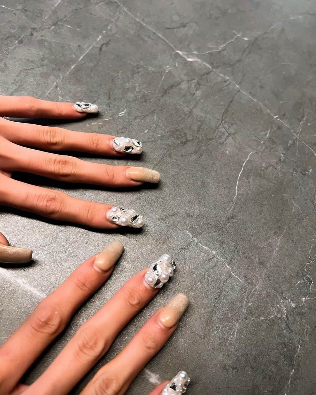 ゆん（並木優奈）さんのインスタグラム写真 - (ゆん（並木優奈）Instagram)「new nails  ベージュ×キラキラ✨  担当は @n7_nail さん 施術中、楽しすぎて いつもあっという間🤭💕  有難う御座います🫶🏾  #newnails#lapis」10月24日 18時05分 - yunaaaaa.x