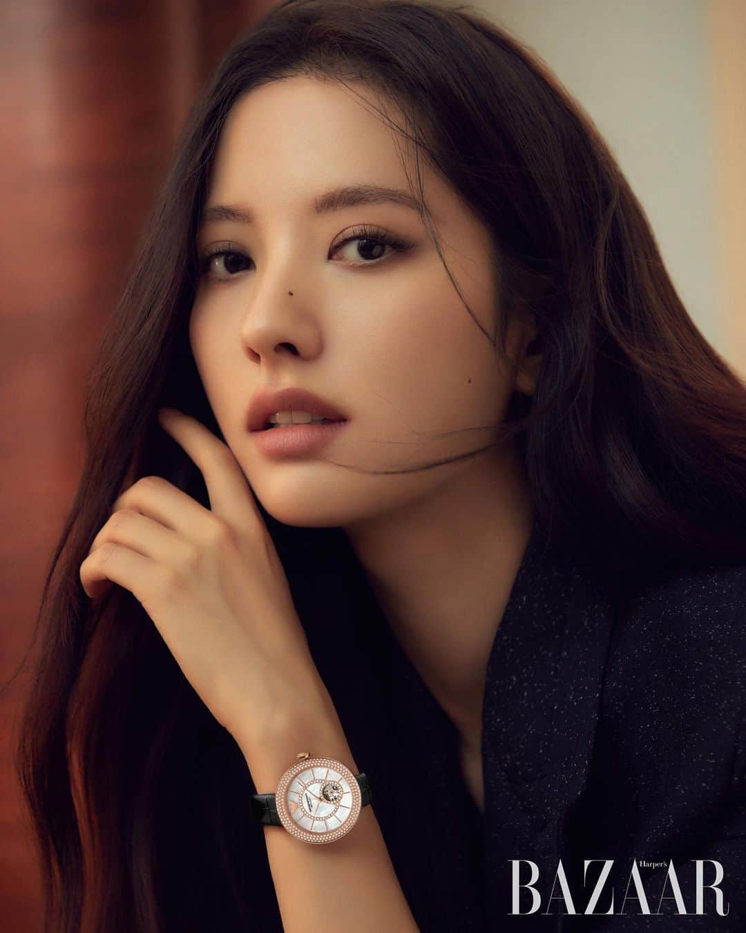 ボナのインスタグラム：「@harpersbazaarkorea  @emporioarmani #EAwatches 🍂🖤」