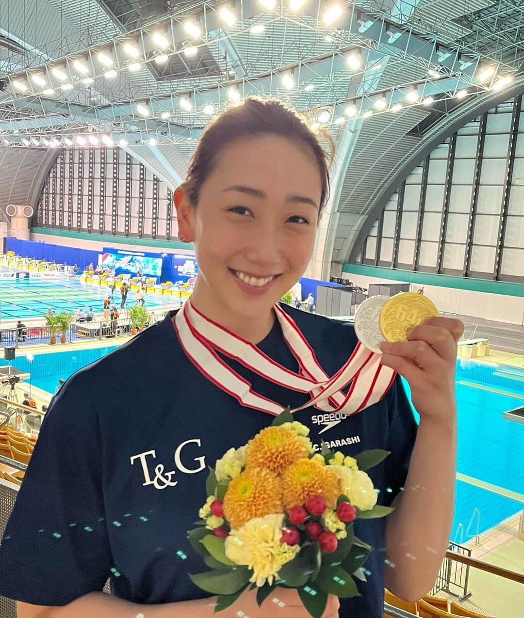 五十嵐千尋のインスタグラム：「. 2022年日本選手権(25m) 終了しました。結果は、 200m自由形 優勝🥇 100m自由形　2位🥈 でした。 . 久しぶりに200m自由形で優勝できたこと、 表彰台でお花の受け渡し💐があったことが 嬉しかったことです。笑 . @atsc.1717  @k.ktaro324  @takeandgiveneeds_official  @speedo_japan  サポートありがとうございました😊 . 次は社会人選手権頑張ります🇯🇵」