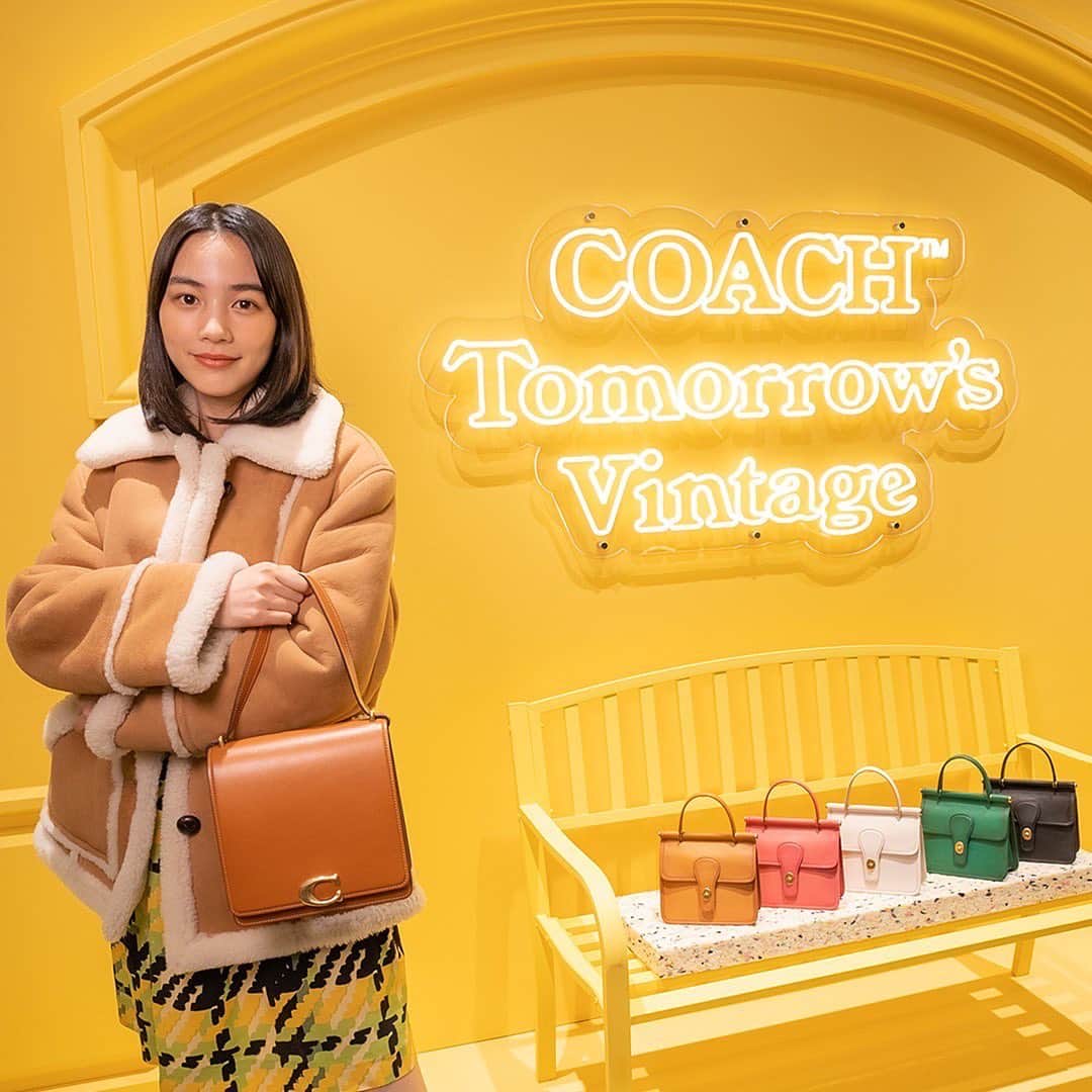 のインスタグラム：「COACH、ヴィンテージと最新のバックどちらも見られるポップアップストア👜 私がスタイリングしたコーディネートが飾られています👯‍♀️ くま🐻‍❄️のプリントを品の良いカジュアルで合わせました。 お洋服選ぶの楽しかった👼  COACH“Tomorrow‘s Vintage” ポップアップストア  開催期間 2022年10月14日(金)～ 11月1日(火) 会場：渋谷PARCO 1F the window  #コーチヴィンテージ #CoachJapan  Styling: @izumimachino Hair&Make up: Shie Kanno」