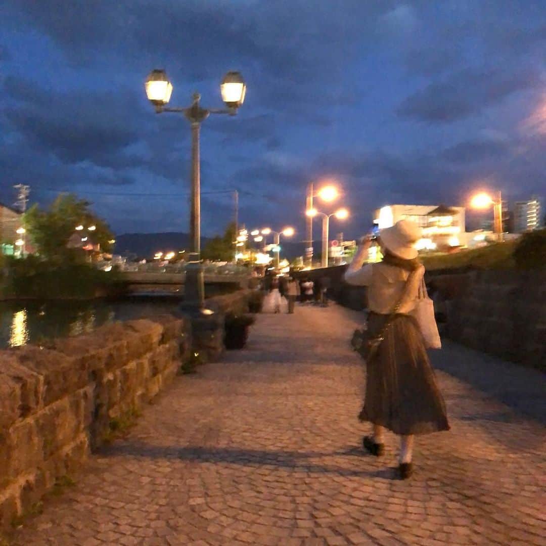 中西香菜のインスタグラム：「北海道  姉と旅行したり大好きな場所。  ■小樽　昼も夜もどちらも全然違う雰囲気になるので2回行きました！何回行っても美しさに感動🥺  ■三角市場　新鮮な海鮮が食べれたりお土産も買えます🫶  ■ さっぽろテレビ塔　行っておくべき場所✨  ■すすきの〜　ご飯屋さんたくさん🌾  ■ 北海道庁旧本庁舎（赤れんが庁舎）　とっても気品ある場所でお花だらけのところでたくさん写真を撮ったり、テンションがあがりました！  ■さとらんど　バーベキューもできるしバター作りや色々体験も出来たりやぎさん羊さんとも触れ合えるとても広い牧場🐄  ■小樽出世前広場　楽しいレトロスポット🤍  北海道は空気がおいしく食べ物もおいしく方言もかわいすぎて人も優しく最高な場所！  12/21(水)にはワンマンツアーも決まっているのですがぜひたくさんの人にきてもらいたいです！ なぜなら休憩時間に雪合戦と雪だるまをみんなで作りたいから😳🤍  #北海道 #北海道旅行 #小樽 #旅行 #小樽 #さとらんど #牧場 #三角市場」