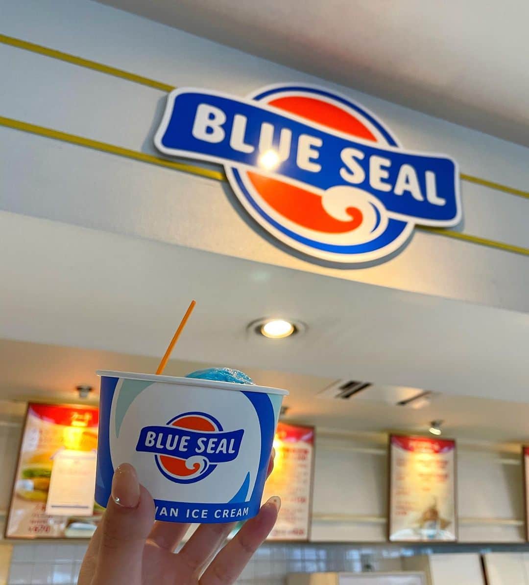 小林恵月のインスタグラム：「・ ちんすこう味のアイスも美味しかった🍨🤍 ブルーシールもいろんな店舗があるんだけど、 私は牧港本店に行きたくて沖縄最終日に行きました✈️ #bluesealicecream  #blueseal」