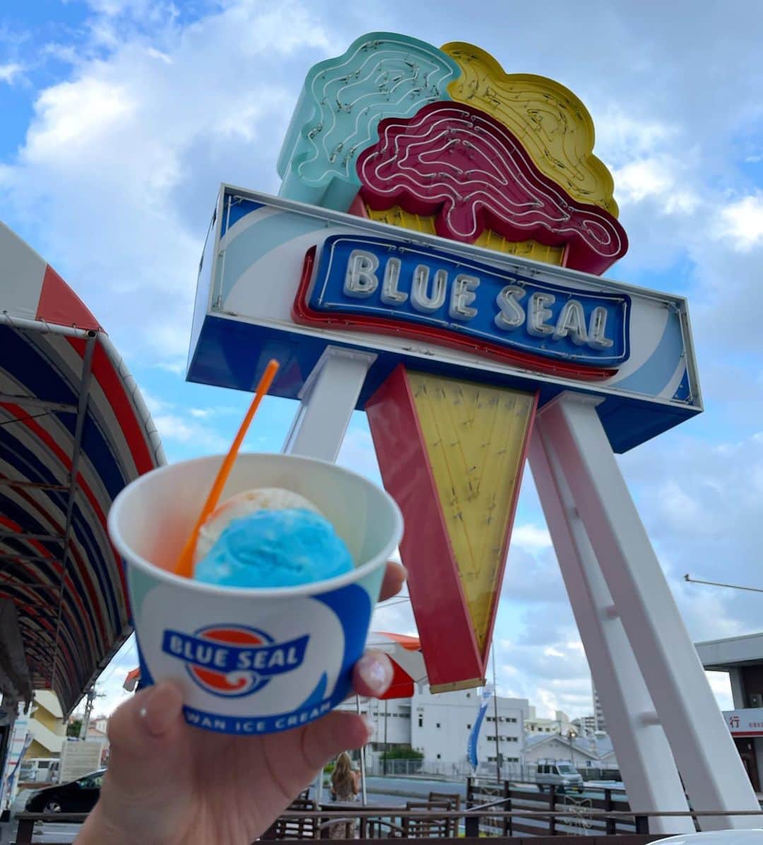 小林恵月さんのインスタグラム写真 - (小林恵月Instagram)「・ ちんすこう味のアイスも美味しかった🍨🤍 ブルーシールもいろんな店舗があるんだけど、 私は牧港本店に行きたくて沖縄最終日に行きました✈️ #bluesealicecream  #blueseal」10月24日 20時16分 - ezuki_kobayashi