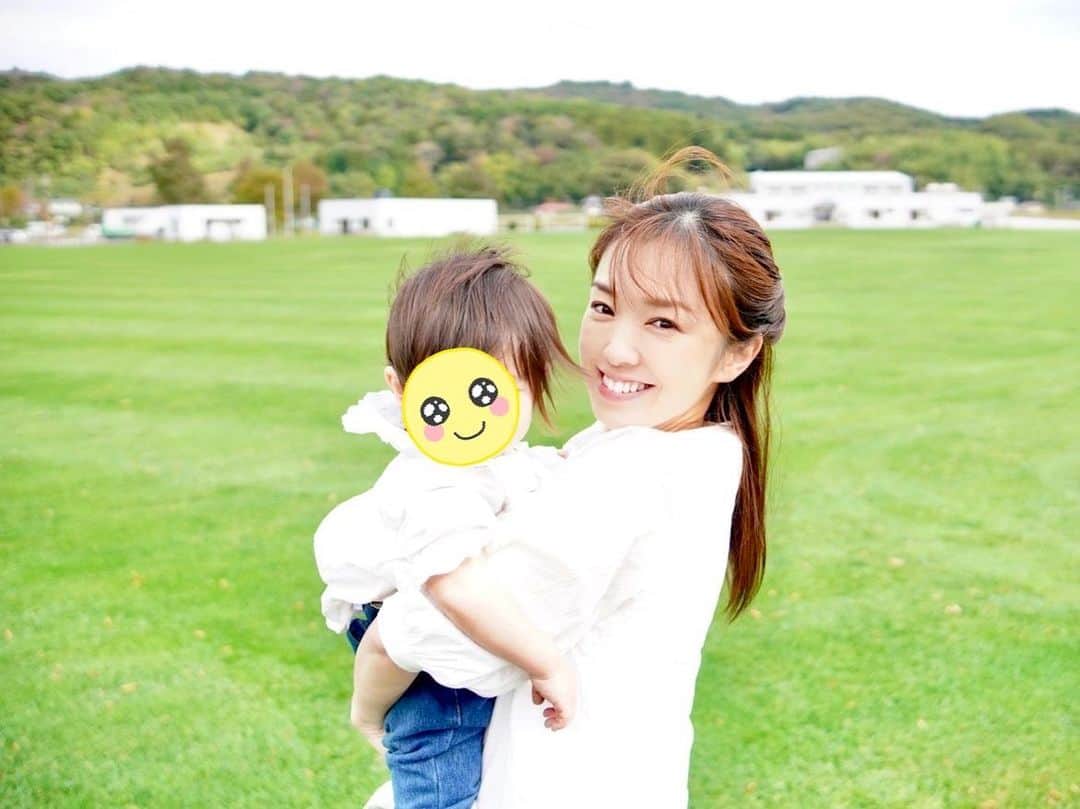 のインスタグラム：「素敵な写真を撮っていただきました👧🏻👩🏻 . 支援センターで知り合った素敵なママさん💕カメラが趣味と聞いてお願いしました🥰 . 普段は娘と2人で誰かに撮ってもらえる機会って少ないから、たくさん素敵な写真を撮ってもらえて嬉しい😭 . 楽しかったなー^ ^ カメラ好きにさせようっと笑 . . #親子コーデ #親子フォト #作品撮り #女の子のママ #ポートレート #familyphotography」