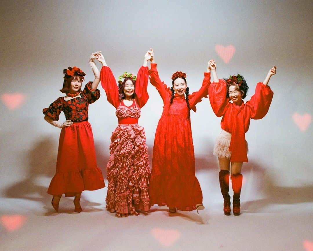 信岡麻美さんのインスタグラム写真 - (信岡麻美Instagram)「フィロソフィーのダンス、アーティスト写真と1st EP"Red Carnival"のジャケット写真、ブックレットを撮影しました。 ⁡ for @dance_for_philosophy 🌹 ⁡ AD：YUI NAGASE @nagaaase  LT：TSUGUHIRA TAKADA @spicylighting_official  ST：MASUMI YAKUZAWA @masumi_yakuzawa  HM：ERIKO YAMAGUCHI @eriko_yamaguchi_  PROP：MORITO ODA @___morito___」10月24日 21時01分 - asmnbok