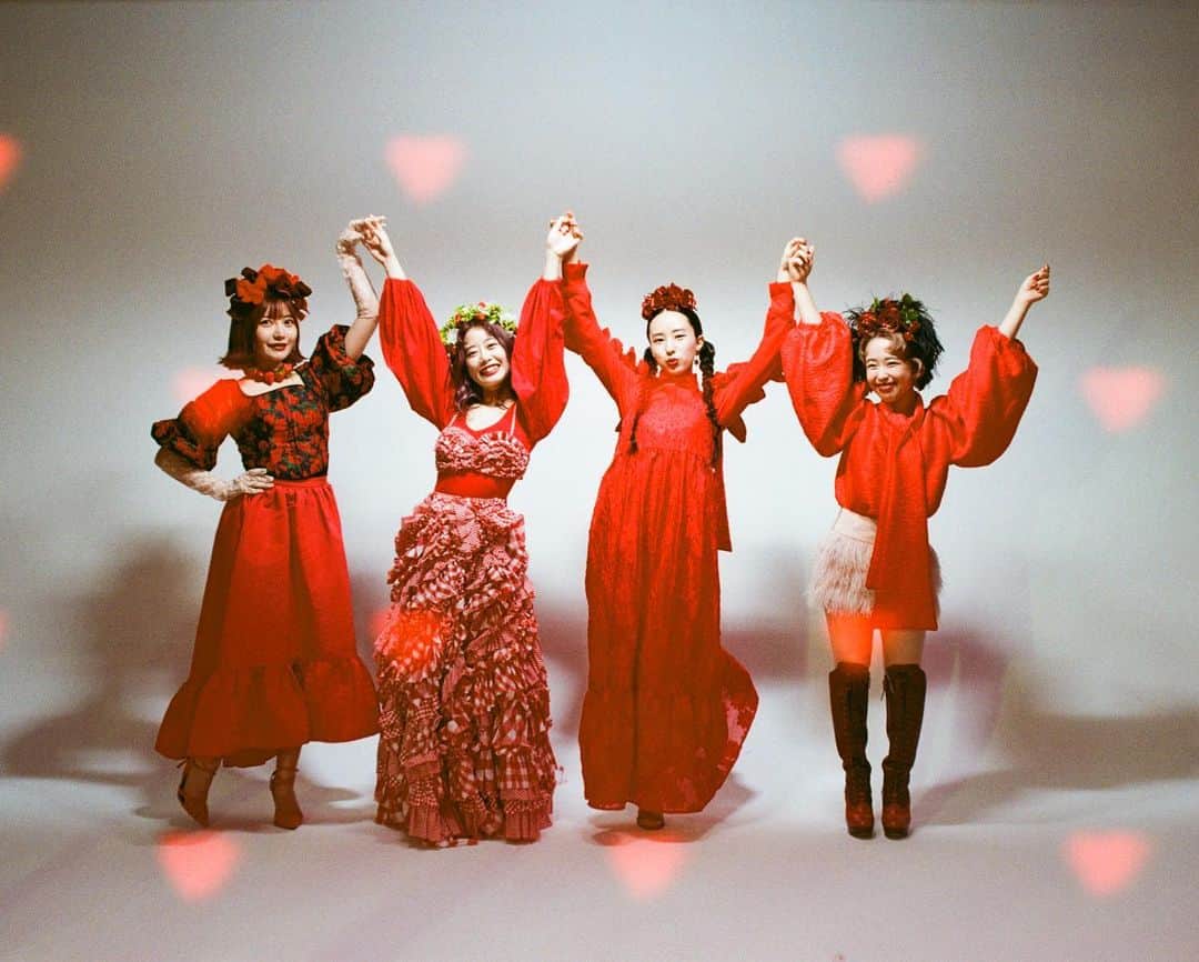 信岡麻美さんのインスタグラム写真 - (信岡麻美Instagram)「フィロソフィーのダンス、アーティスト写真と1st EP"Red Carnival"のジャケット写真、ブックレットを撮影しました。 ⁡ for @dance_for_philosophy 🌹 ⁡ AD：YUI NAGASE @nagaaase  LT：TSUGUHIRA TAKADA @spicylighting_official  ST：MASUMI YAKUZAWA @masumi_yakuzawa  HM：ERIKO YAMAGUCHI @eriko_yamaguchi_  PROP：MORITO ODA @___morito___」10月24日 21時01分 - asmnbok