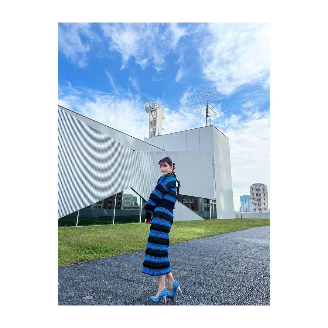三谷紬さんのインスタグラム写真 - (三谷紬Instagram)「* 青空の下で 青黒ボーダーのセットアップ💙🖤 #ラブjリーグ で着用したものです。 この放送回、 私もりんたろー。さんもたまたま 青黒で#ガンバ大阪 ！？なんて思ったり。 なんの意図もせずになんです😂 背中のデザインも可愛いこのセット！ お気に入りでした💙🖤 * #ootd#ootn#outfit#衣装#三谷の衣装#洋服#setup#セットアップ#ニット#knit#青黒#🖤💙#💙🖤#💙#🖤#りんたろー さん#ガンバ#大阪#テレビ朝日#アナウンサー#三谷紬」10月24日 21時04分 - mitani_tsumugi