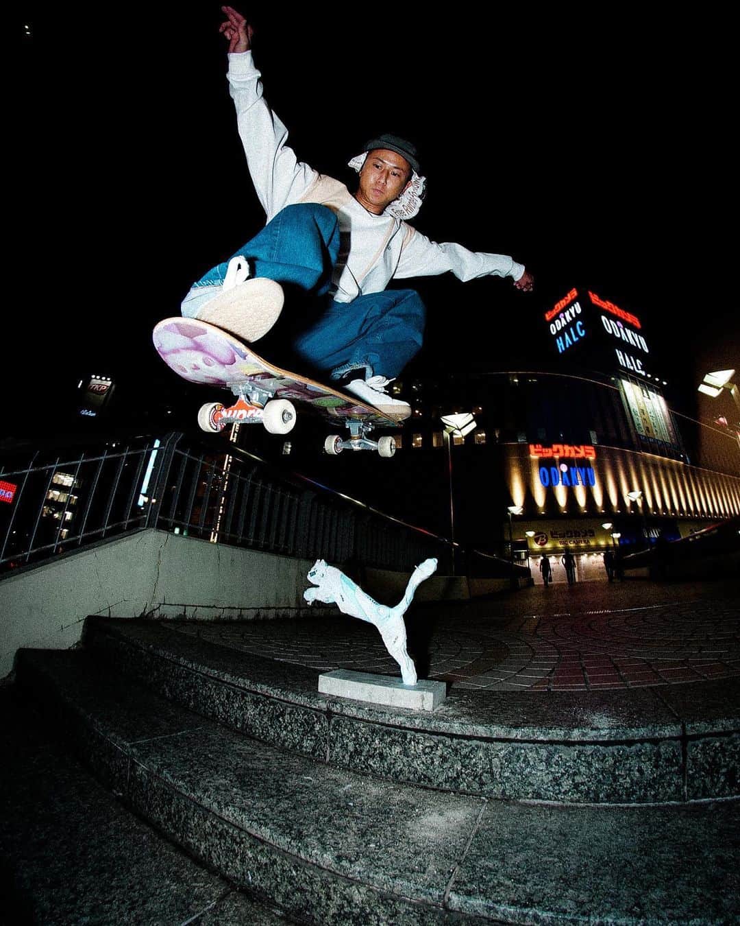 BANRI KOBAYASHIのインスタグラム：「Puma | Diaspora skateboards | atmosでSUEDEを作らせてもらいました。  シューズのアッパーに、今までSUEDEではほとんどなかった（であろう）ダイアモンドステッチを入れ、フォームストリップはDiasporaのキーカラーであるライトブルーのシボ皮で高級感のある仕上がりに。手前味噌ですがめちゃカッコいいです。  2-3枚目の動画は、20歳くらいのDiasporaの1stビデオのフッテージ。 当時あったPumaのスケートラインのSUEDEをめちゃくちゃ履いてました。（というか靴が頑丈でなかなか壊れなかった） そんな思い入れのあるシューズに携われて光栄です🙌🏻  atmosでは今日の19時より抽選中、Diasporaのオンラインと取扱各店では29日（土）の正午に発売ですので、よろしければチェックしてみてください。  @pumajapan @atmos_japan 🤞🏻」